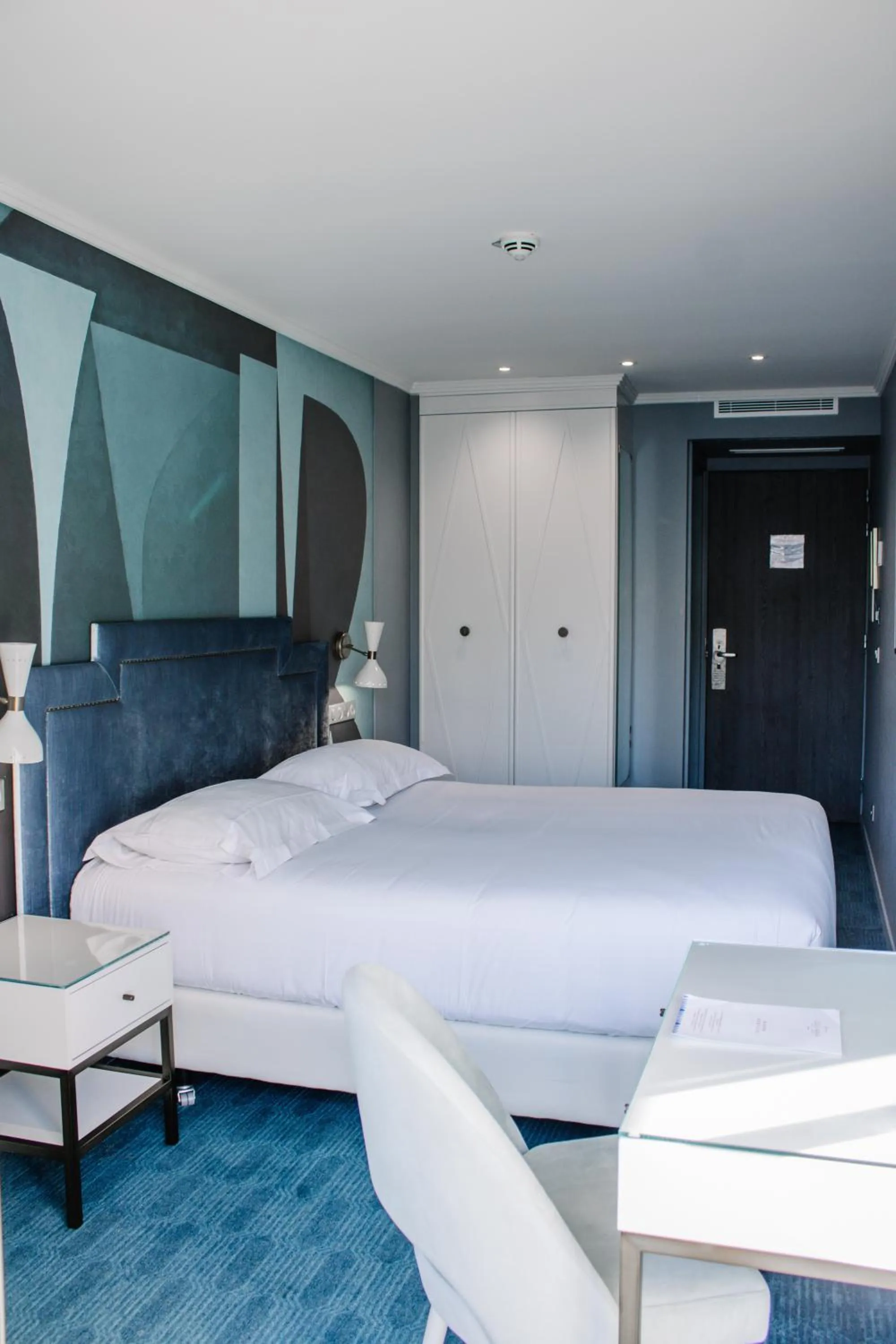 Bedroom, Bed in Juliana Hotel Cannes