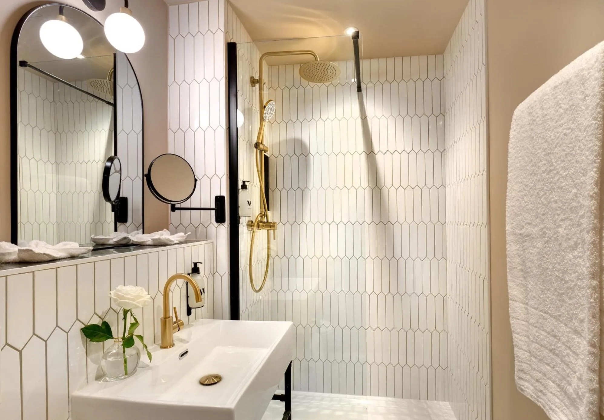 Shower in Hôtel Artemisia Montmartre