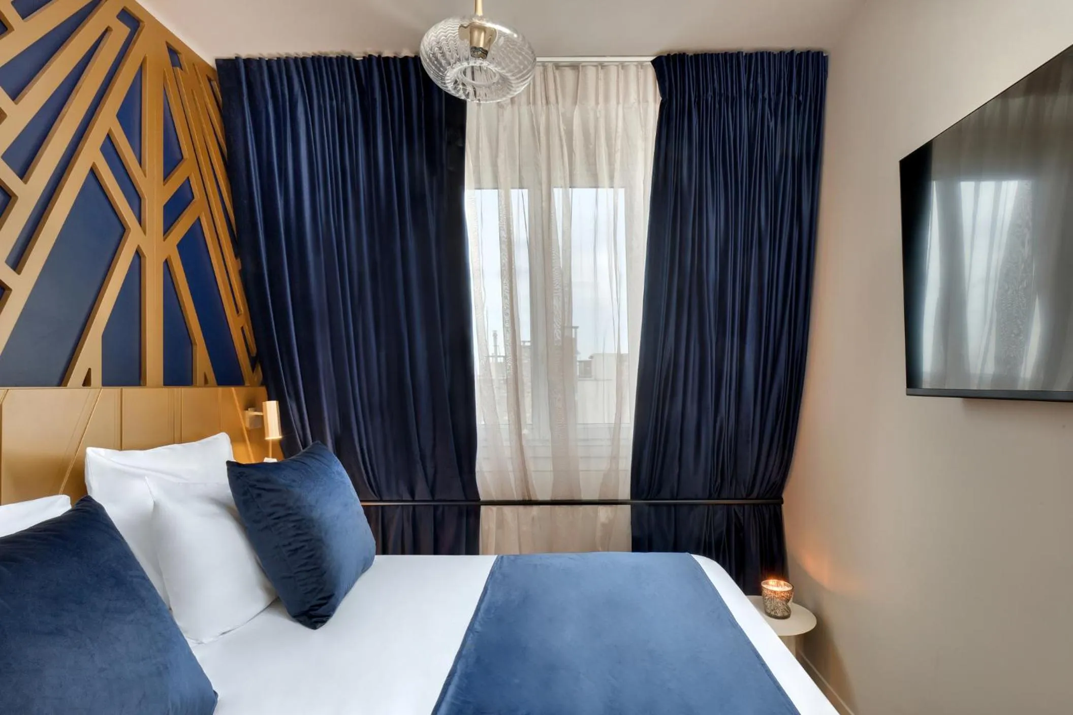 Bed in Hôtel Artemisia Montmartre