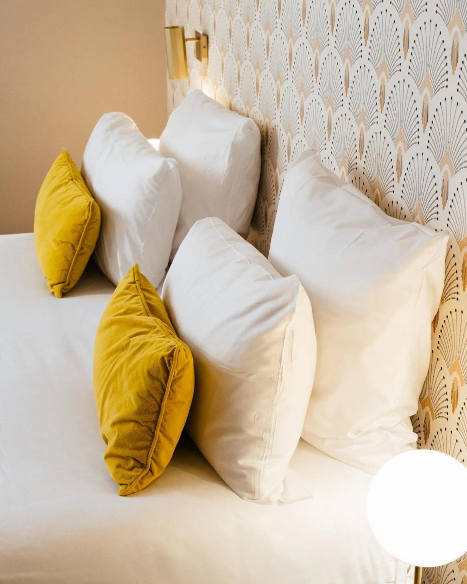 Property building, Bed in Hôtel Artemisia Montmartre