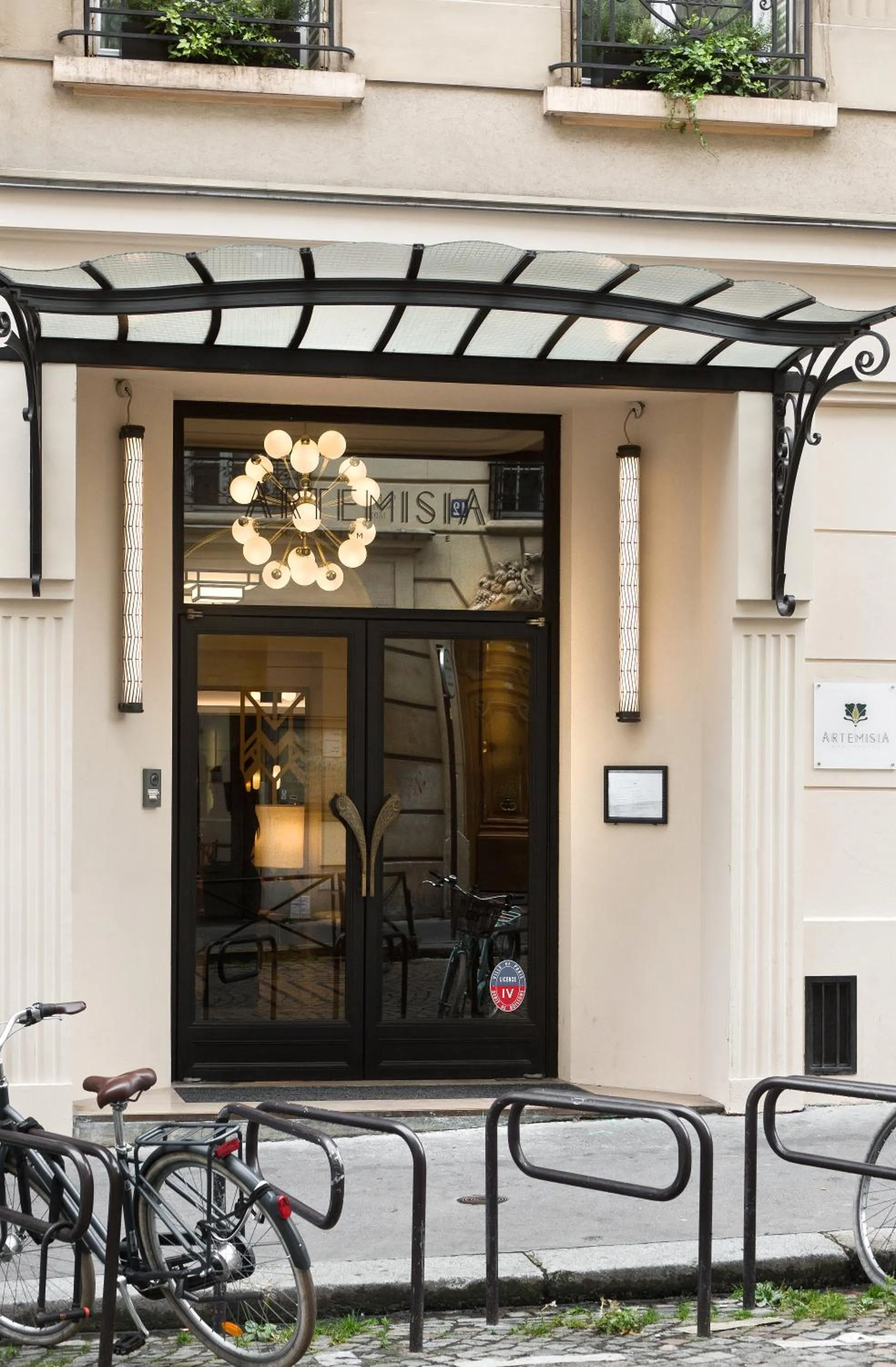 Facade/entrance in Hôtel Artemisia Montmartre