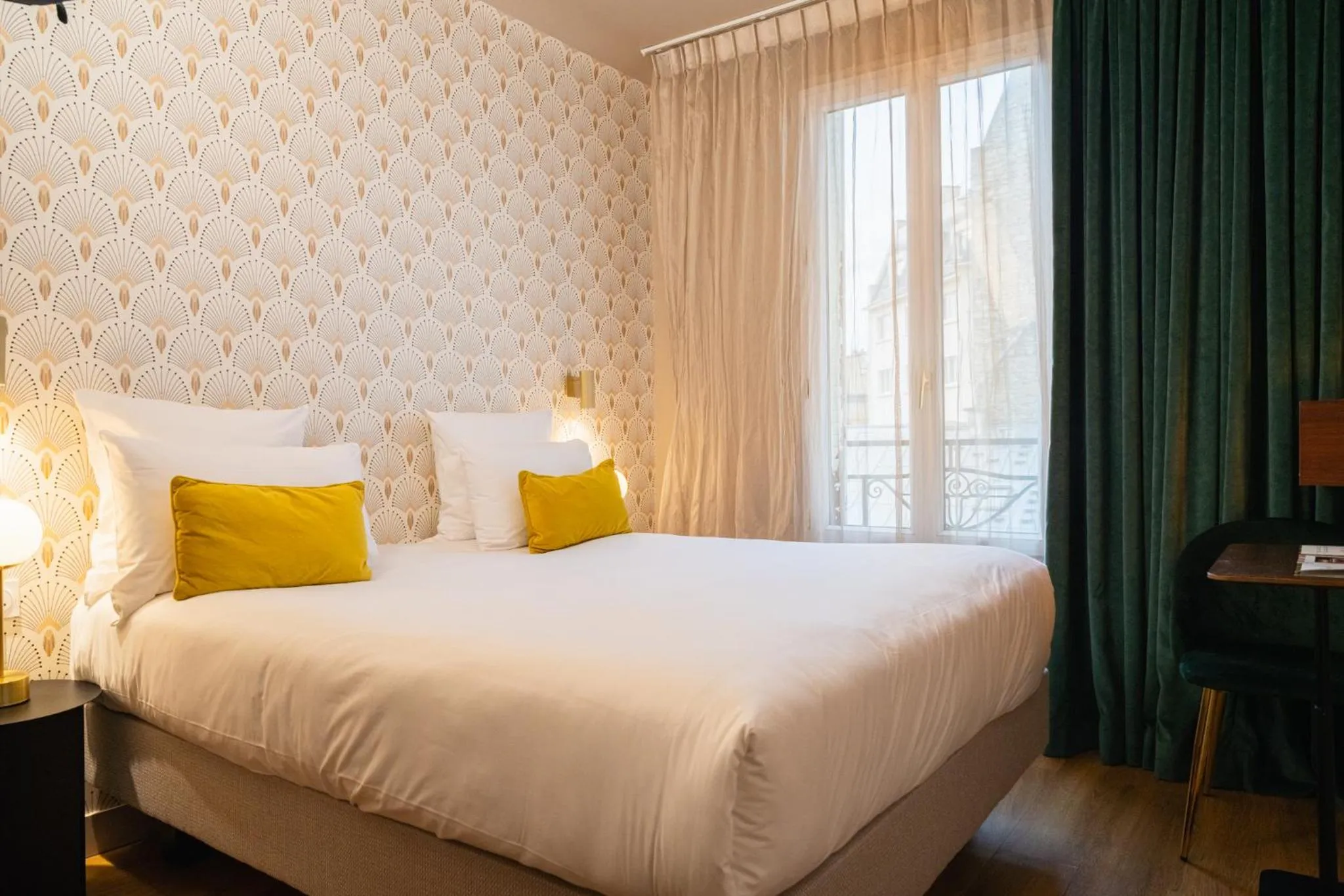 Property building, Bed in Hôtel Artemisia Montmartre