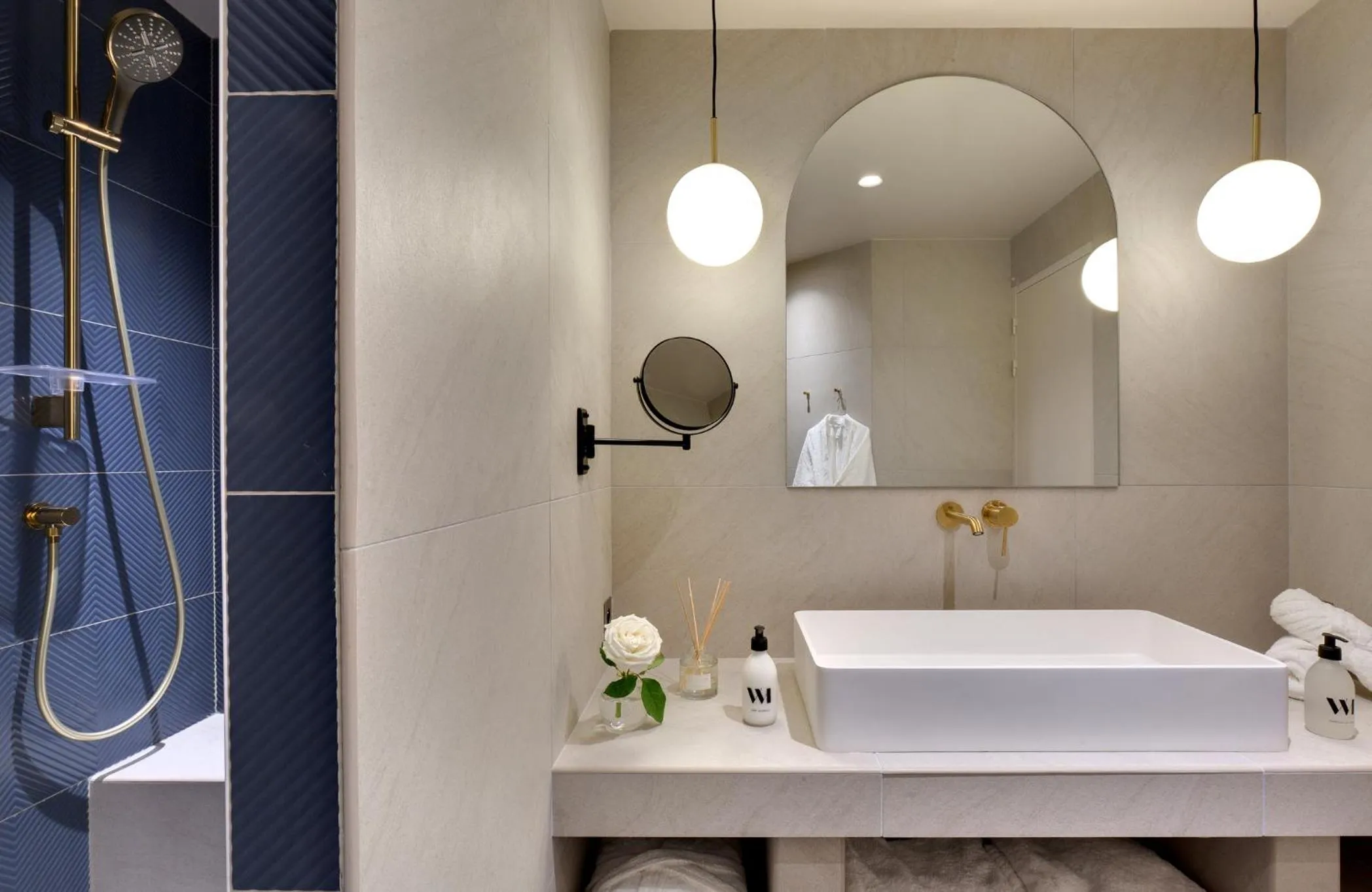 Shower in Hôtel Artemisia Montmartre