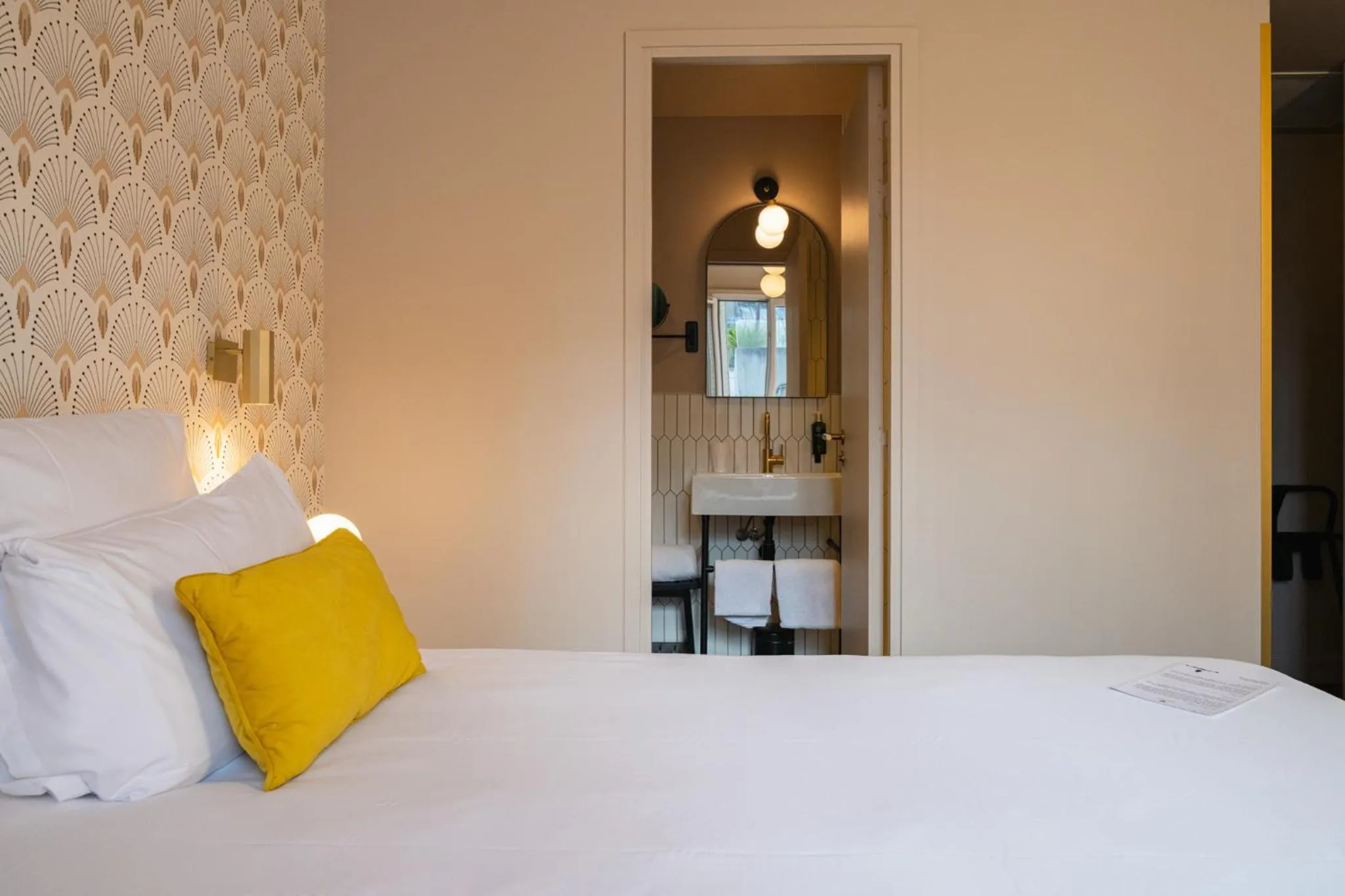 Bed in Hôtel Artemisia Montmartre