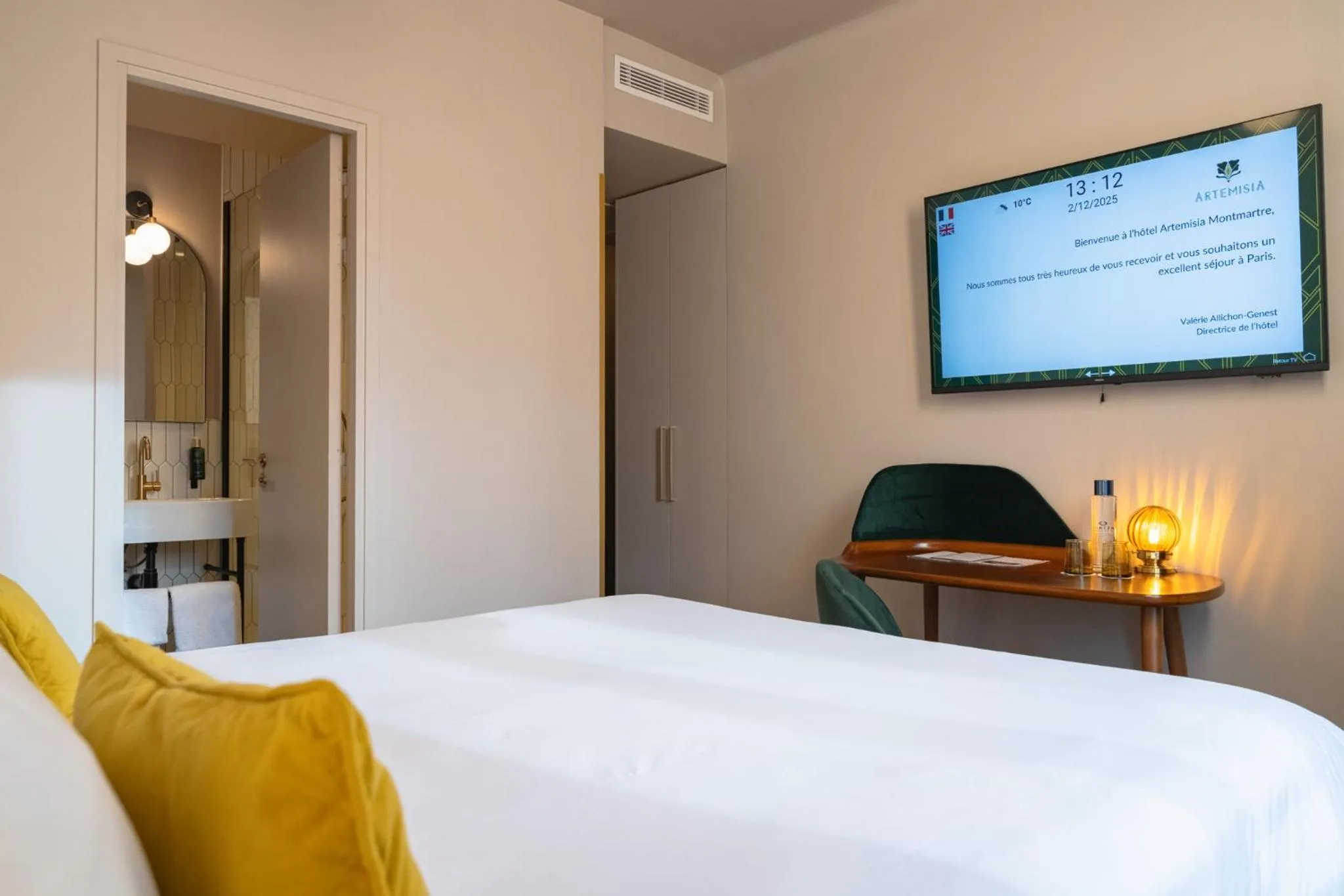 Property building, Bed in Hôtel Artemisia Montmartre