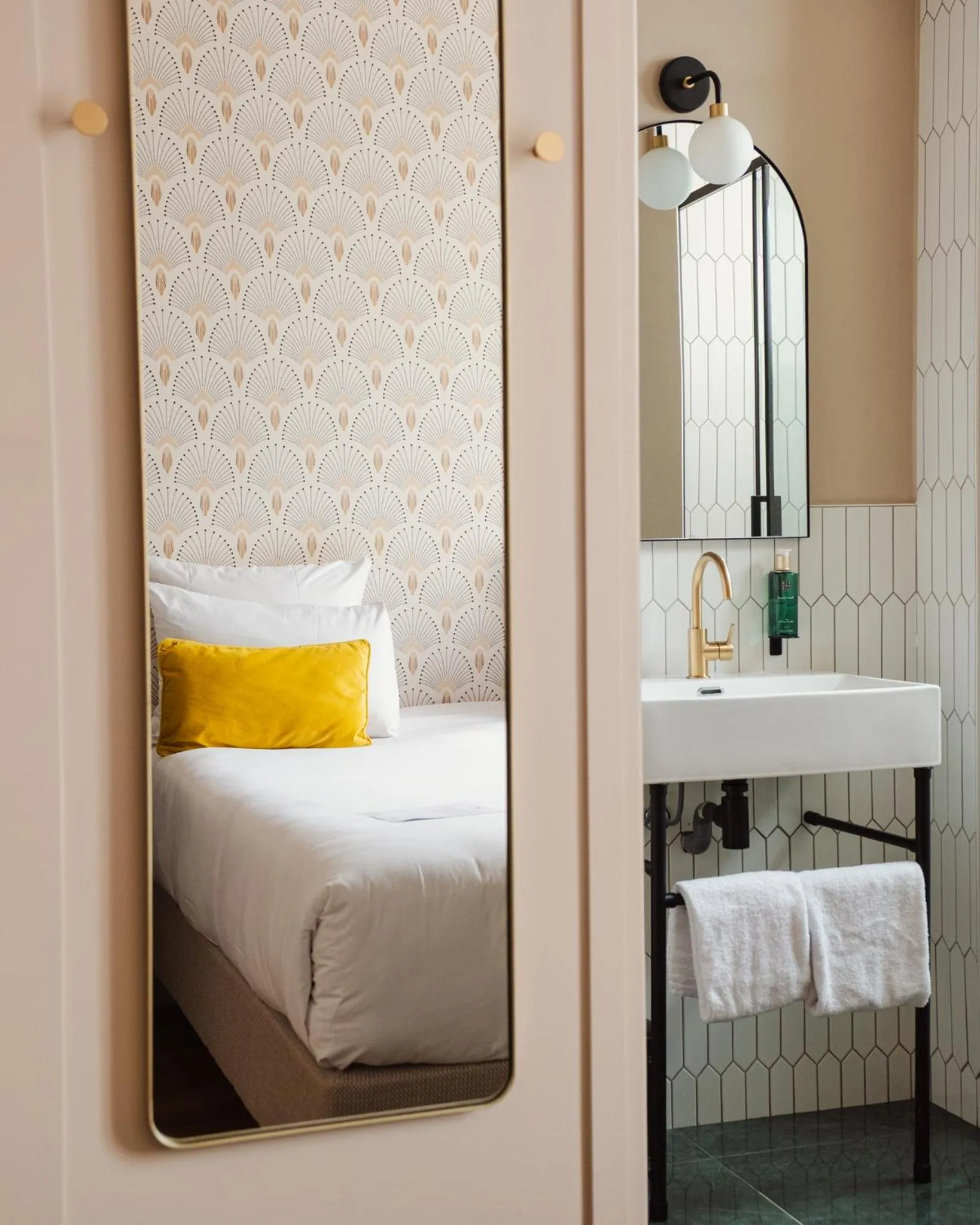 Bed in Hôtel Artemisia Montmartre