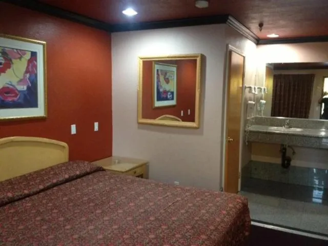 Photo of the whole room, Bed in All 8 Motel
