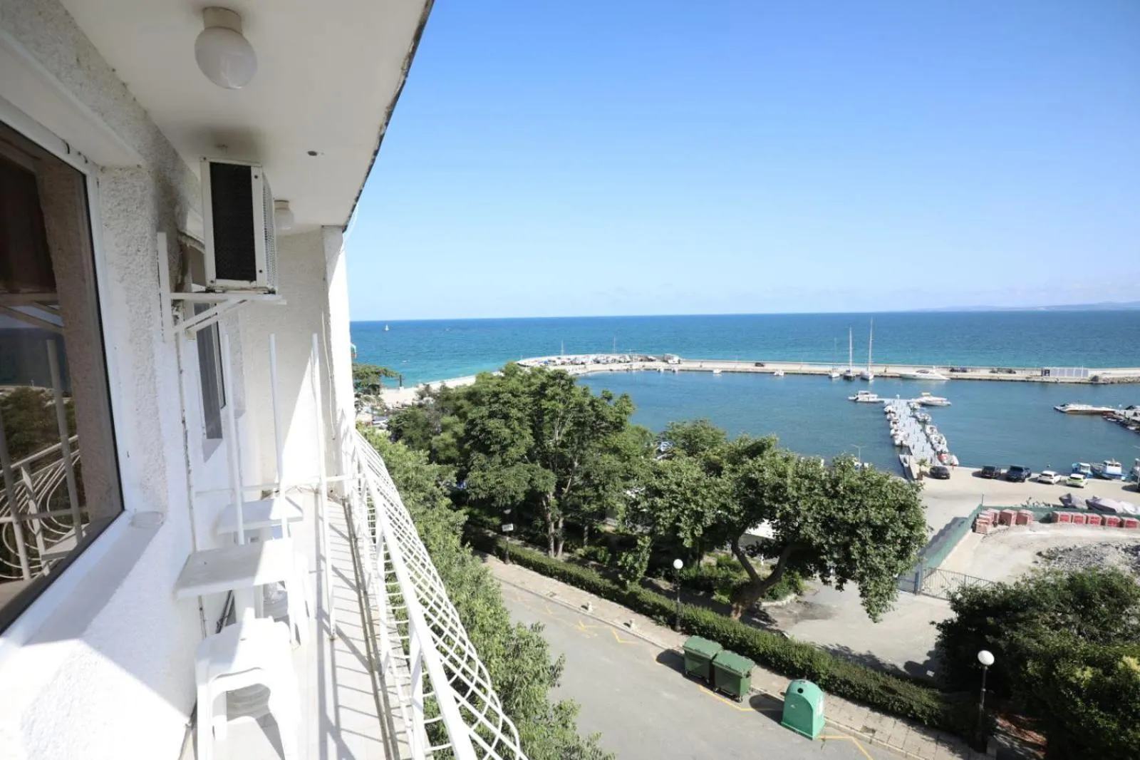 One-Bedroom Suite with Sea View in Family Hotel White House