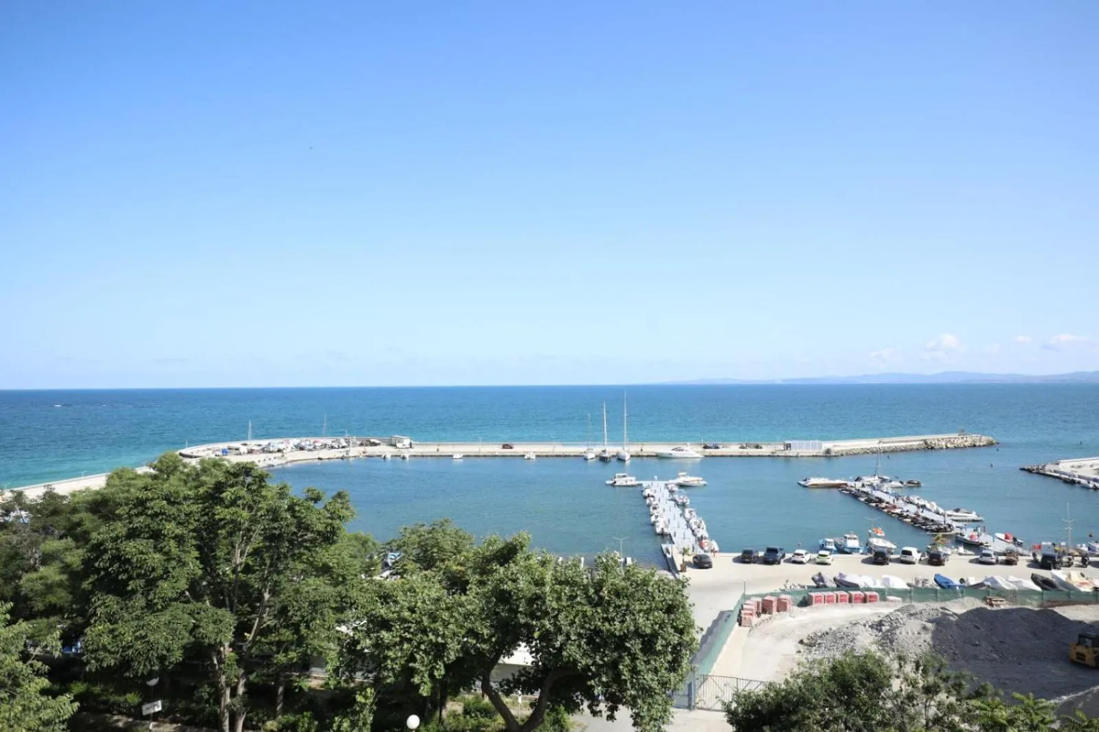 Two-Bedroom Suite with Sea View in Family Hotel White House