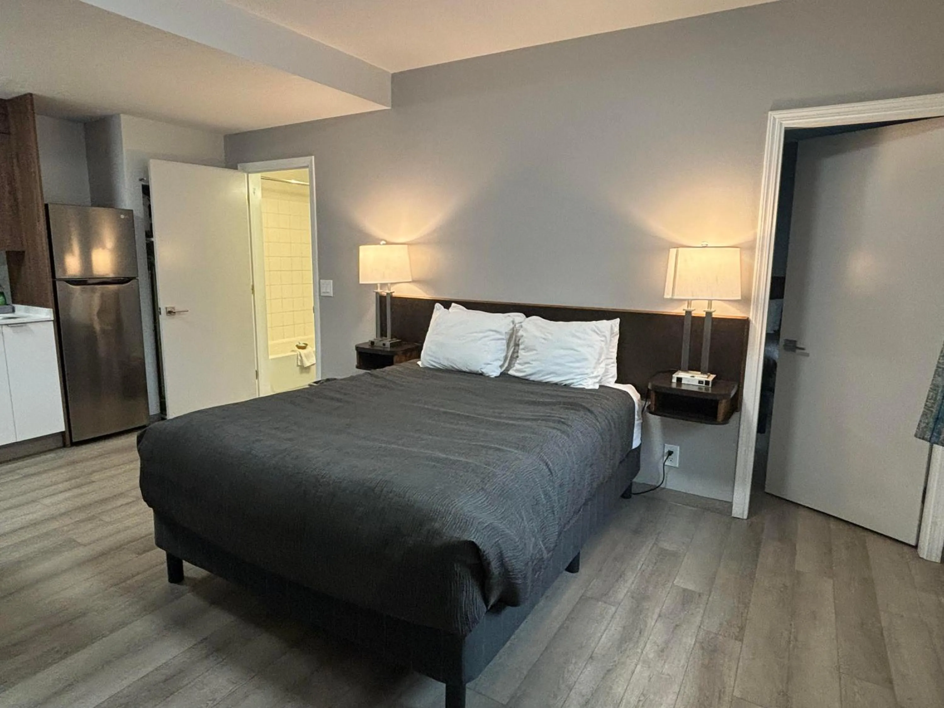 Bed in Western Traveller Motel