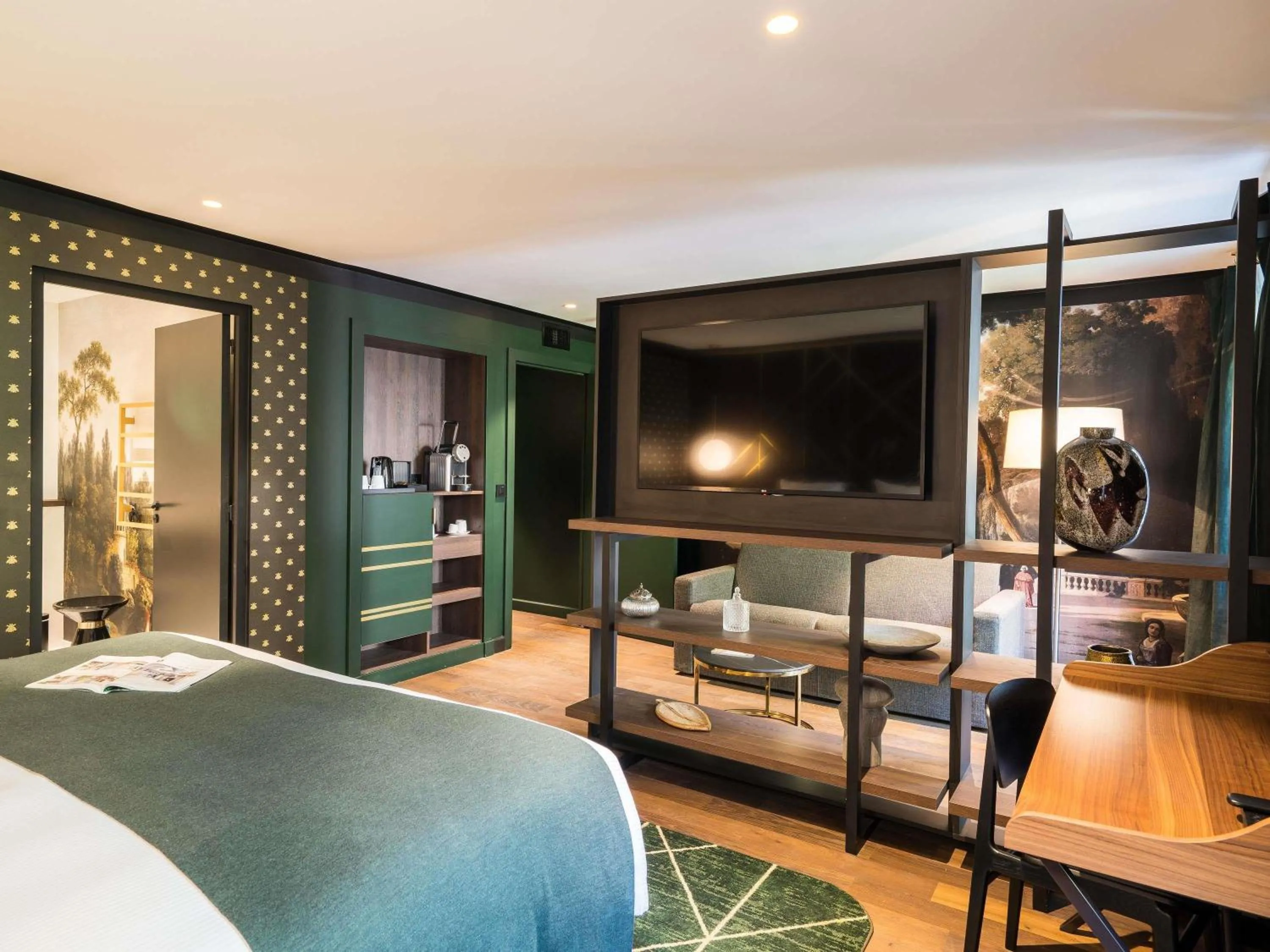 Bedroom, Bed in Aigle Noir Hotel Fontainebleau - MGallery Collection