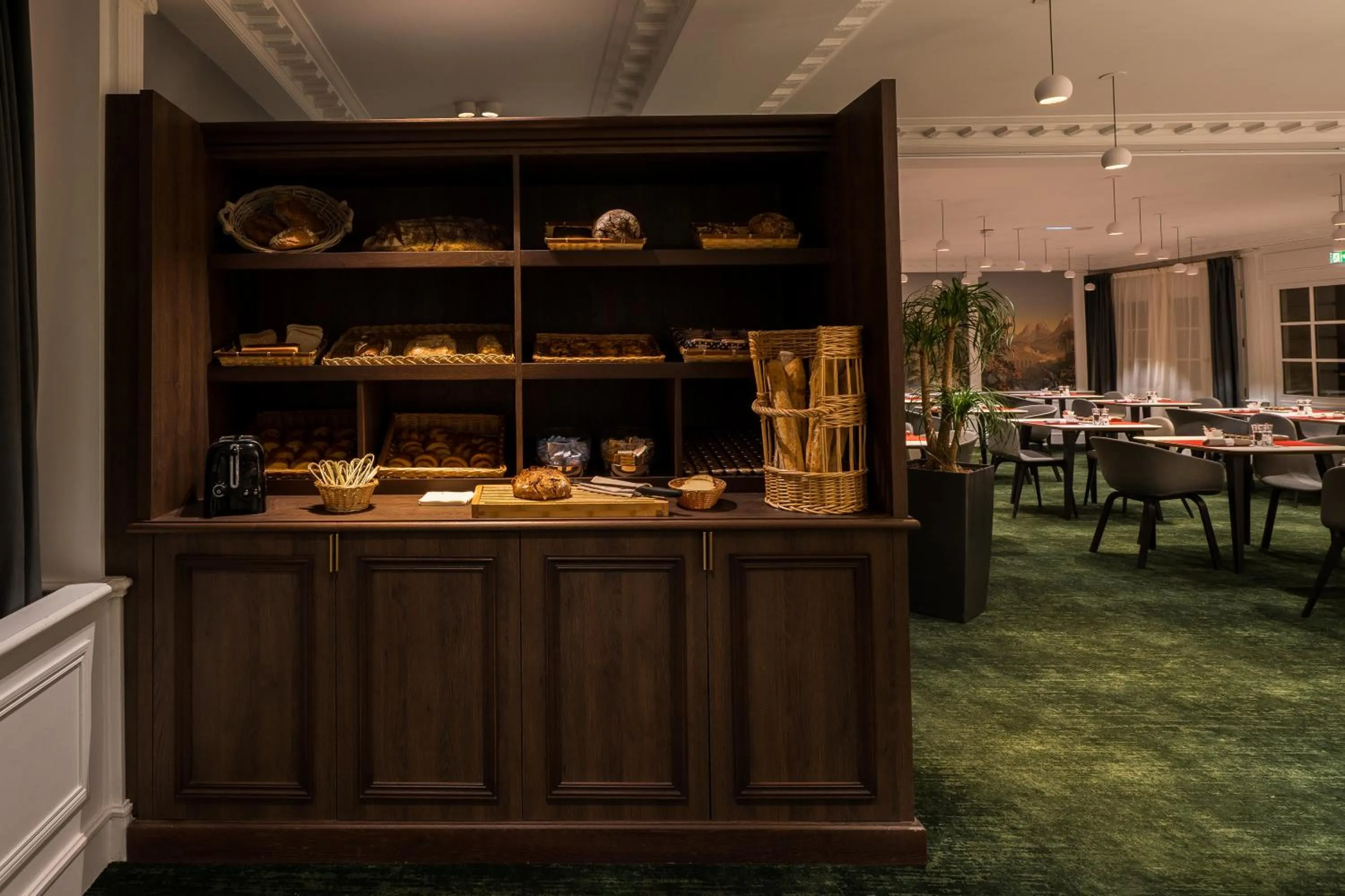 Food and drinks in Aigle Noir Hotel Fontainebleau - MGallery Collection