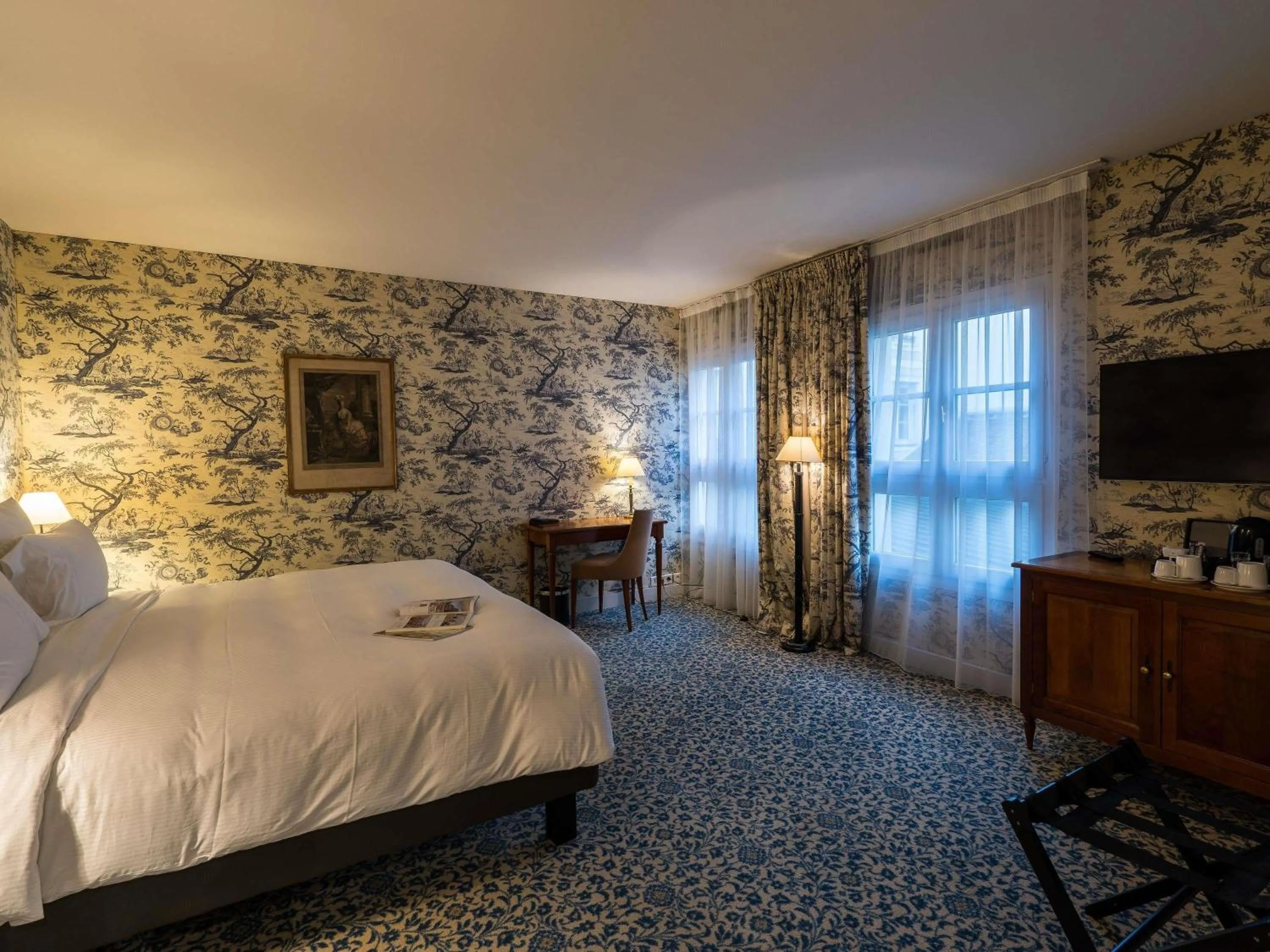 Bedroom, Bed in Aigle Noir Hotel Fontainebleau - MGallery Collection