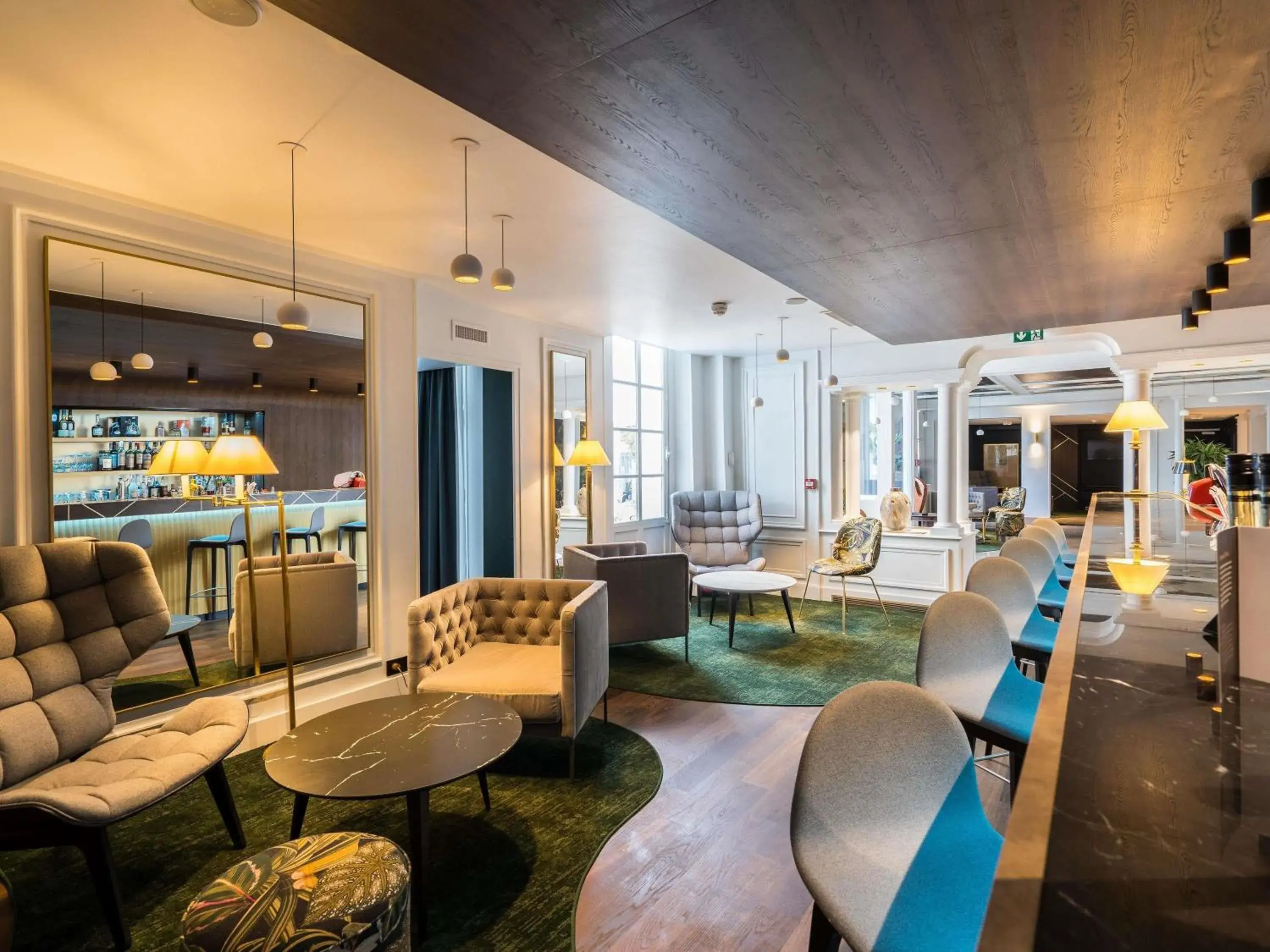 Lounge or bar in Aigle Noir Hotel Fontainebleau - MGallery Collection Lounge or bar in Aigle Noir Hotel Fontainebleau - MGallery Collection