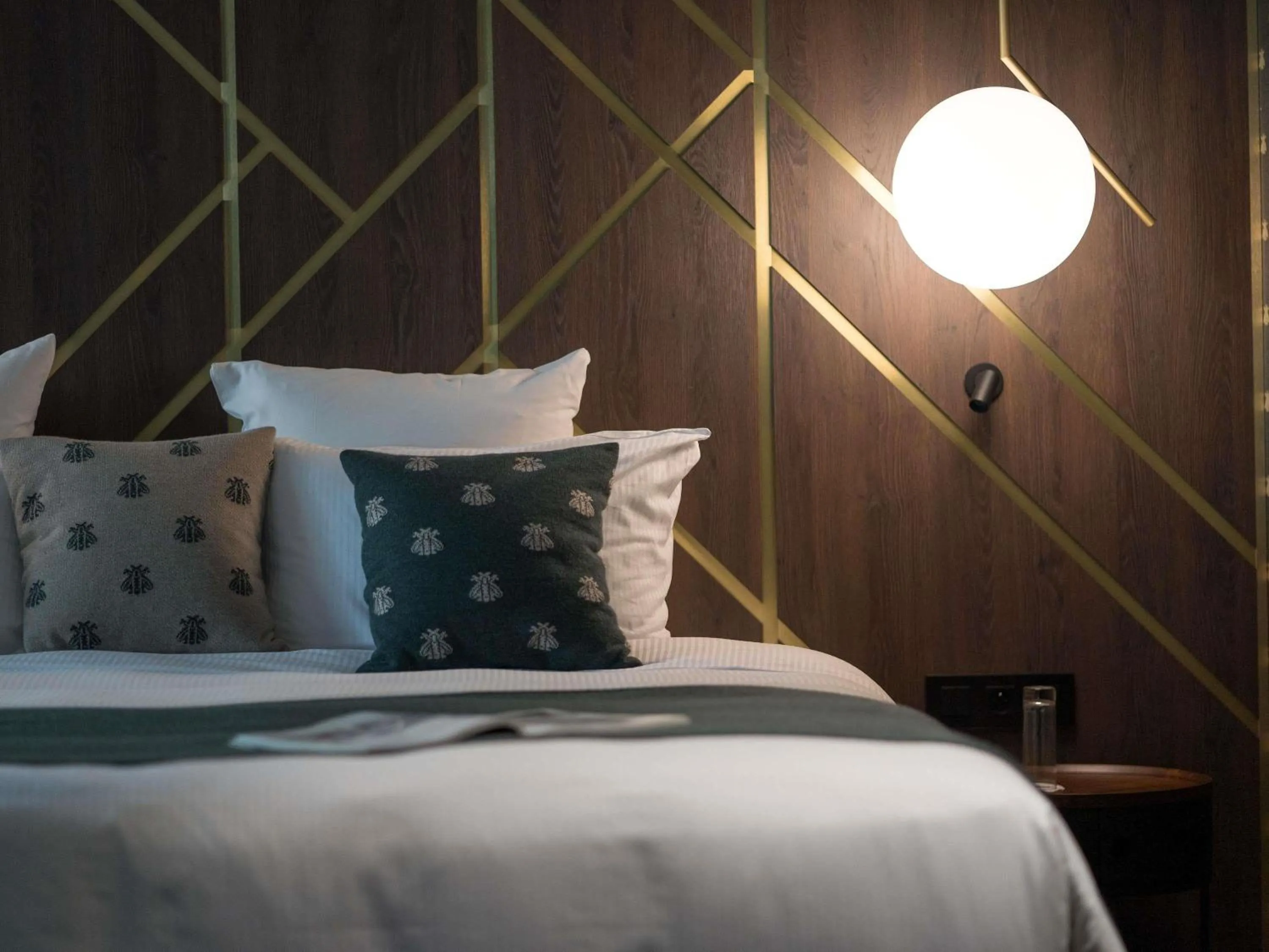 Property building, Bed in Aigle Noir Hotel Fontainebleau - MGallery Collection