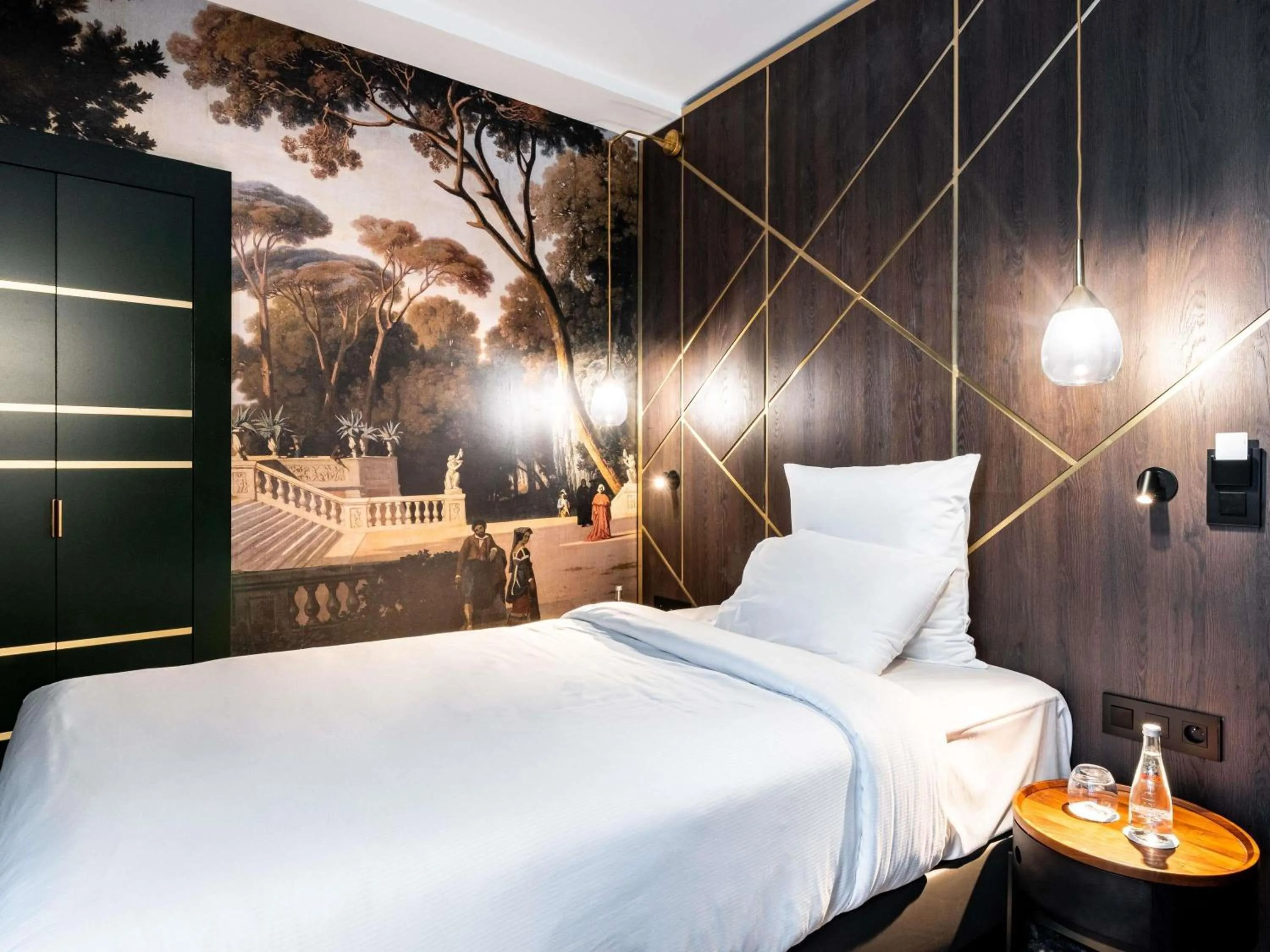 Bedroom, Bed in Aigle Noir Hotel Fontainebleau - MGallery Collection