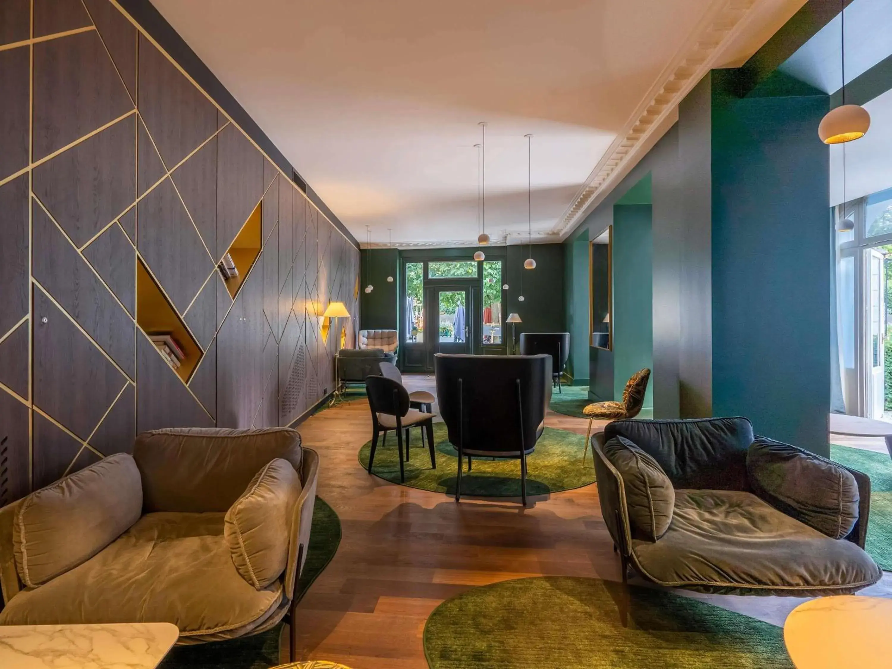 Lounge or bar in Aigle Noir Hotel Fontainebleau - MGallery Collection Lounge or bar in Aigle Noir Hotel Fontainebleau - MGallery Collection