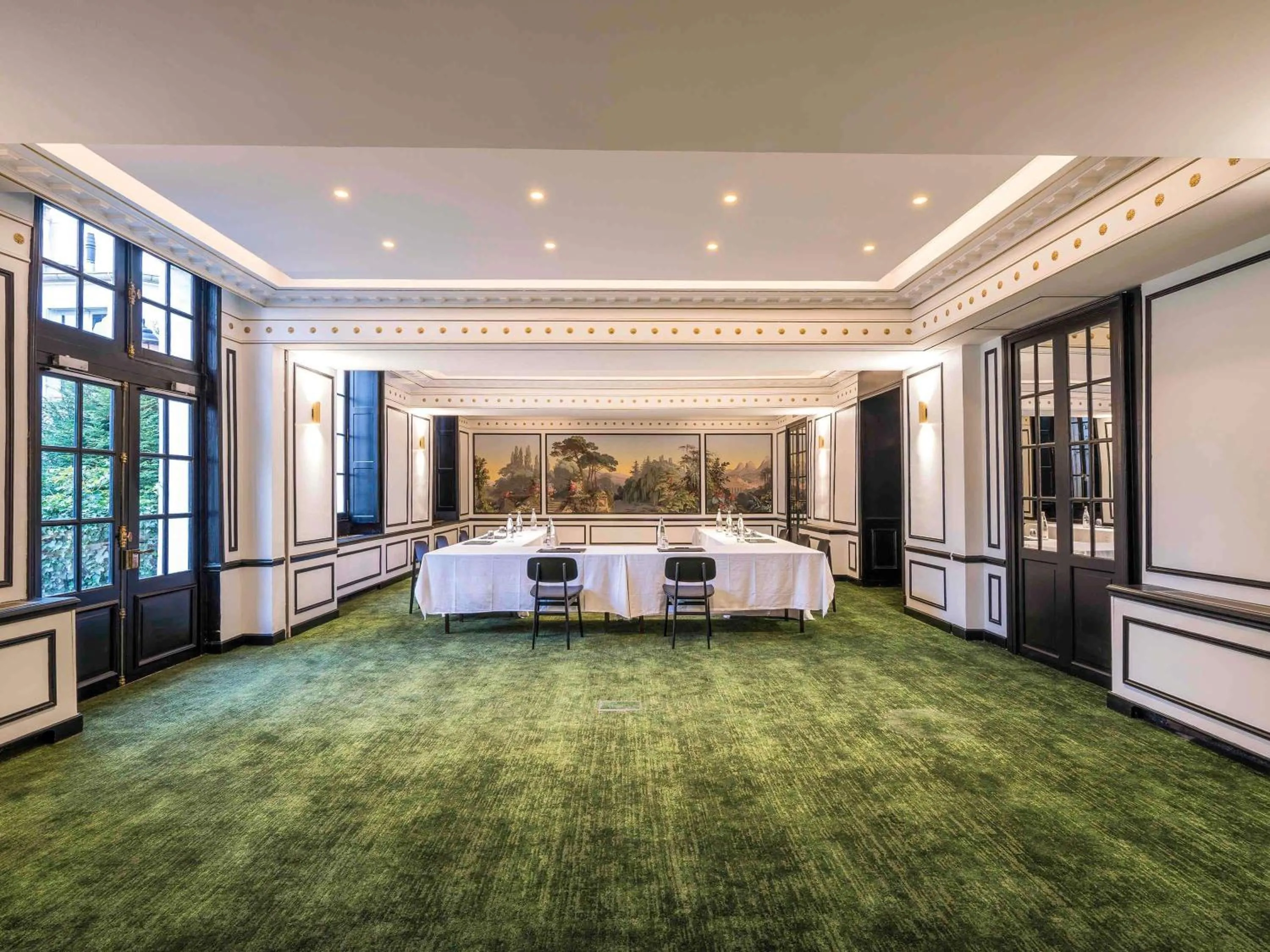 Meeting/conference room, Bed in Aigle Noir Hotel Fontainebleau - MGallery Collection