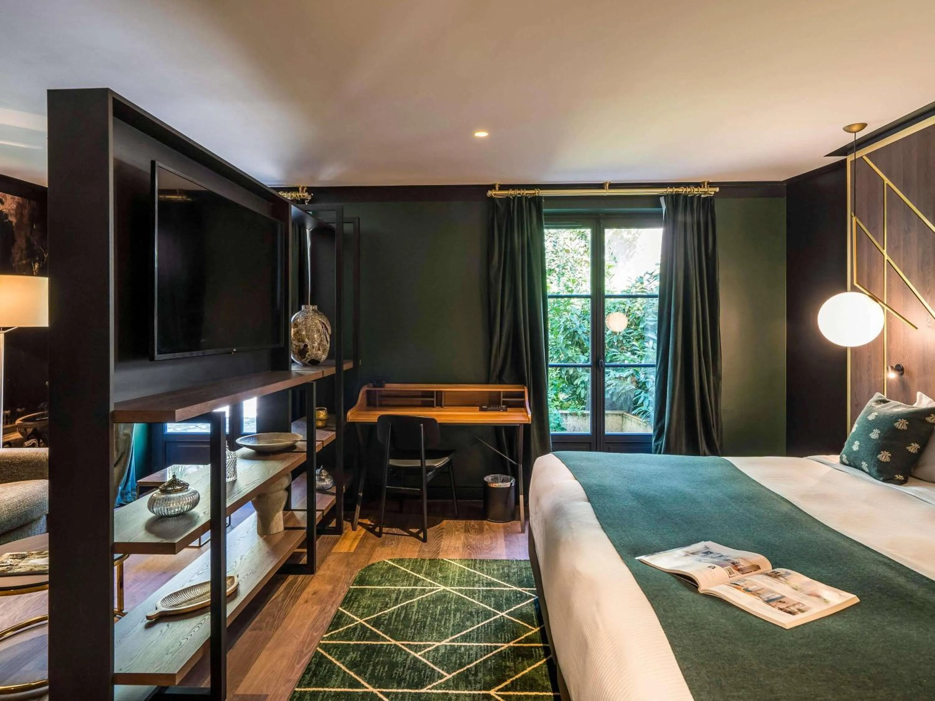 Bedroom, Bed in Aigle Noir Hotel Fontainebleau - MGallery Collection