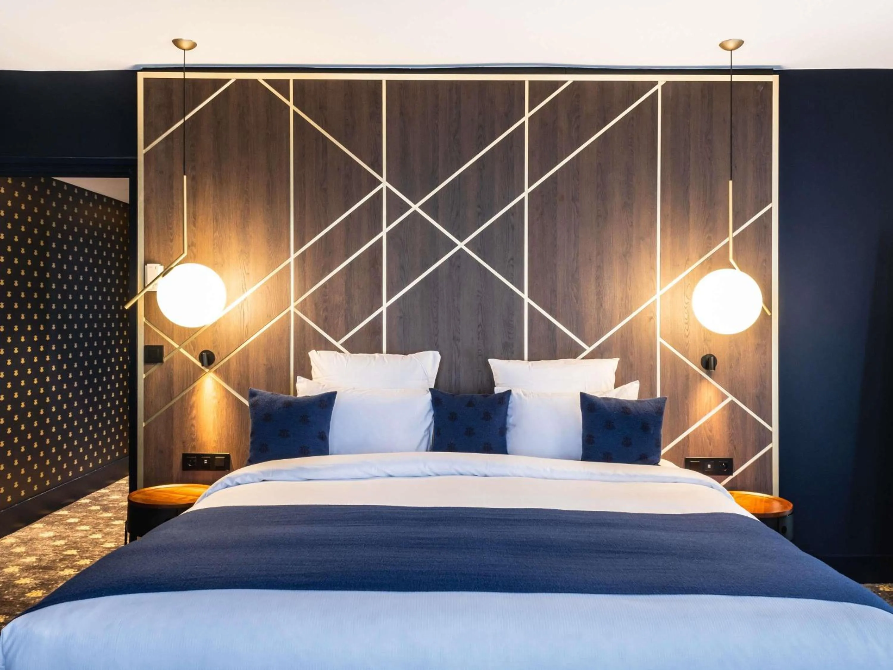 Photo of the whole room, Bed in Aigle Noir Hotel Fontainebleau - MGallery Collection