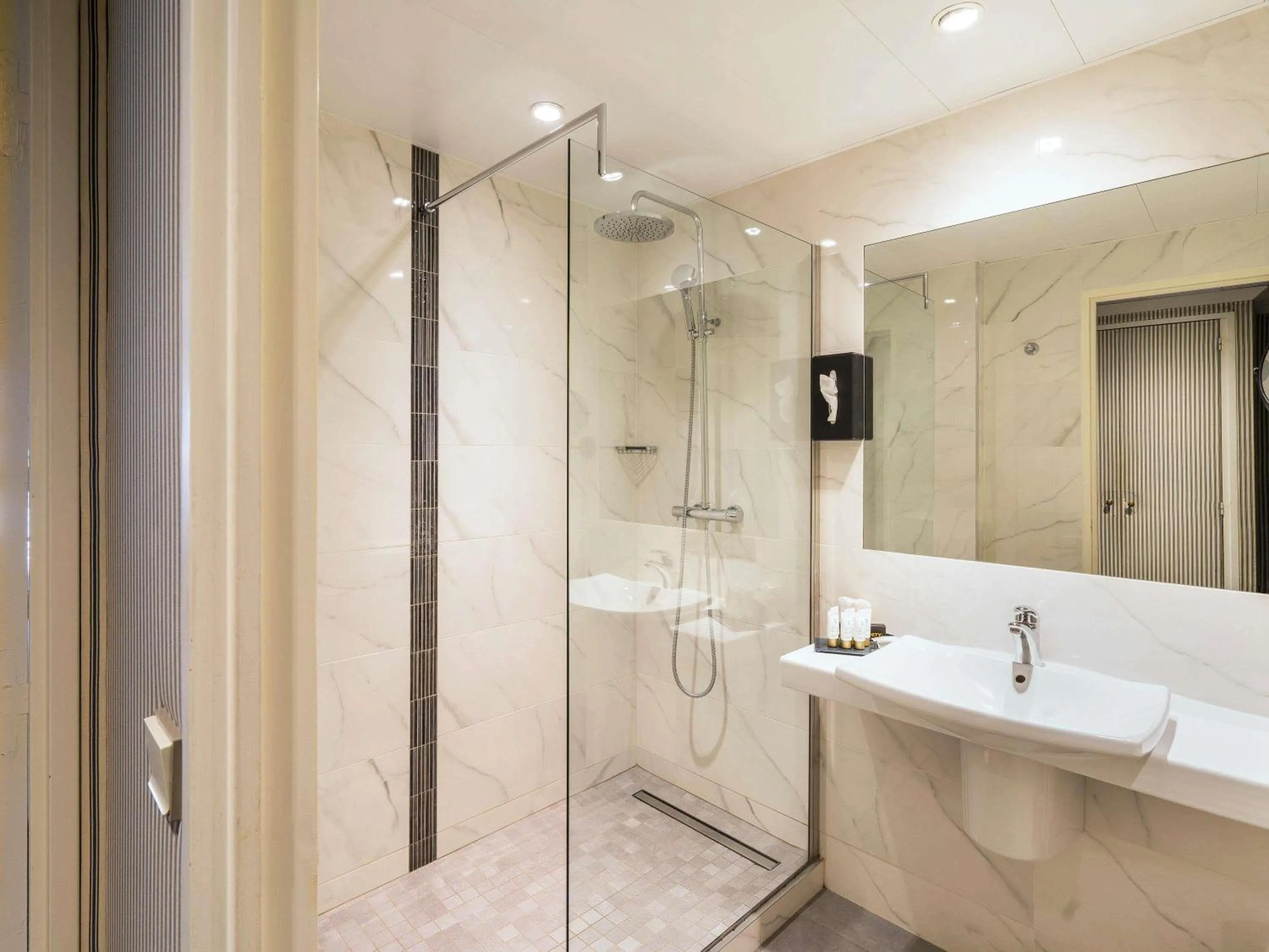 Bedroom in Aigle Noir Hotel Fontainebleau - MGallery Collection