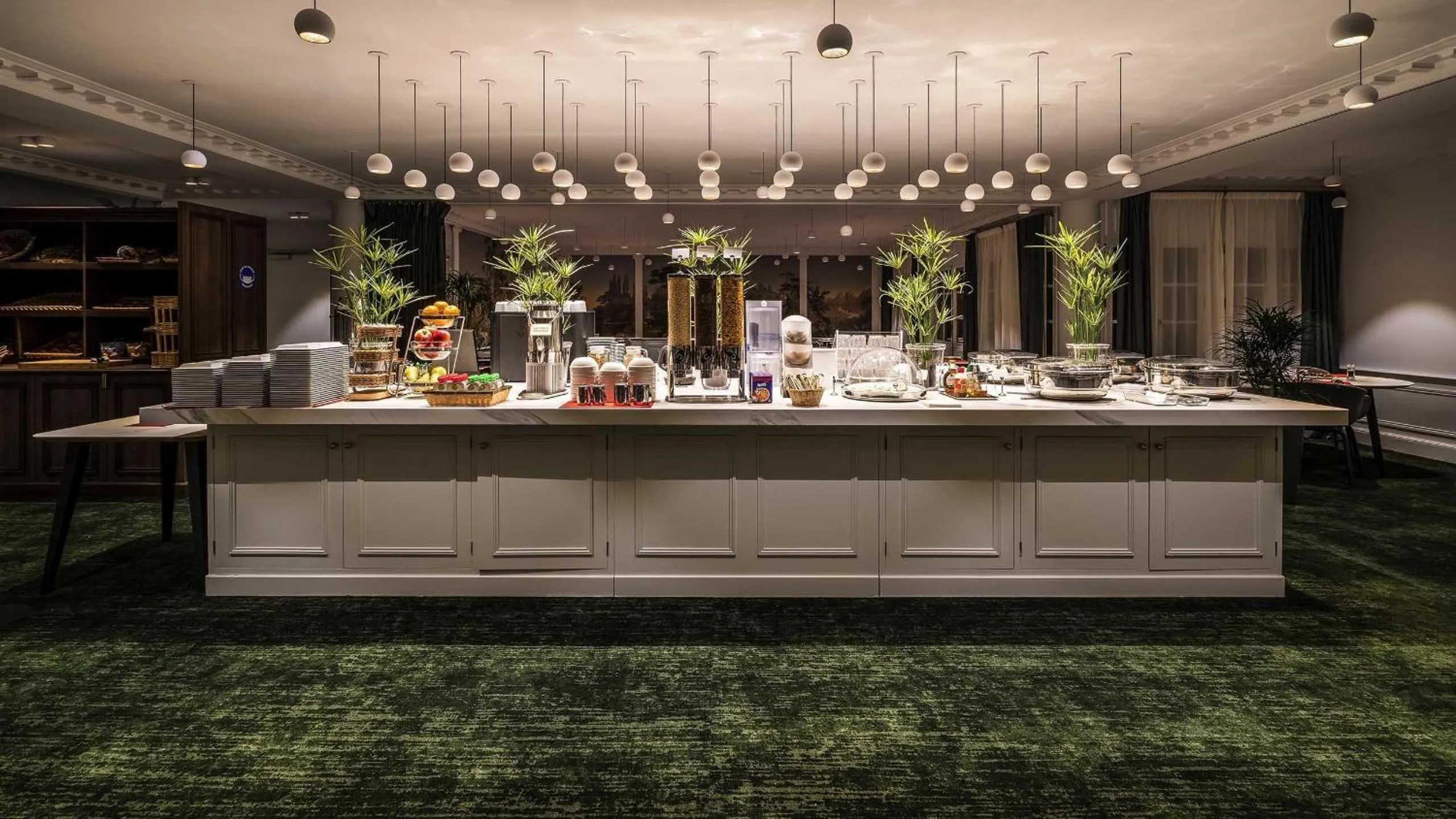 Restaurant/places to eat in Aigle Noir Hotel Fontainebleau - MGallery Collection