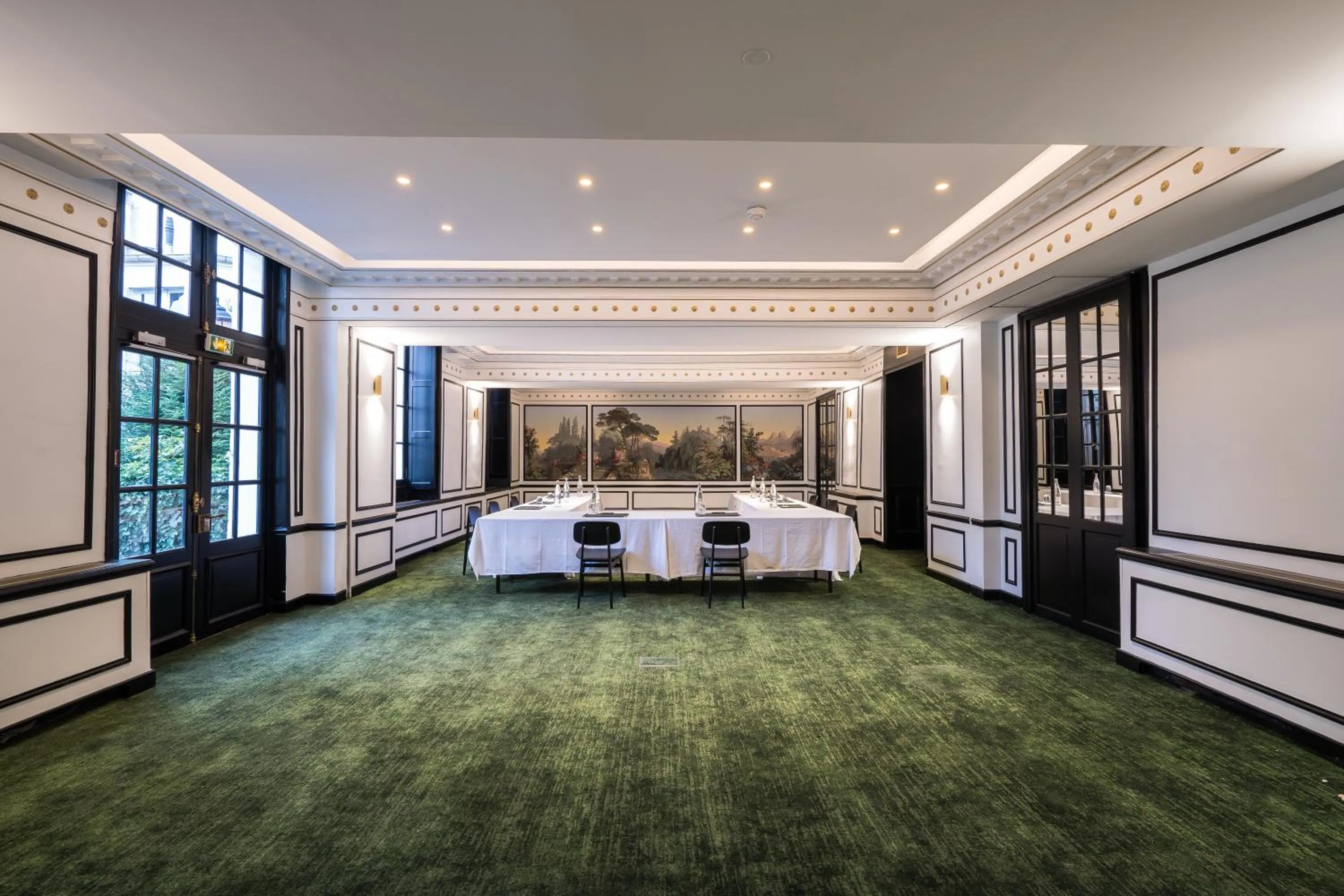 Neighbourhood, Bed in Aigle Noir Hotel Fontainebleau - MGallery Collection