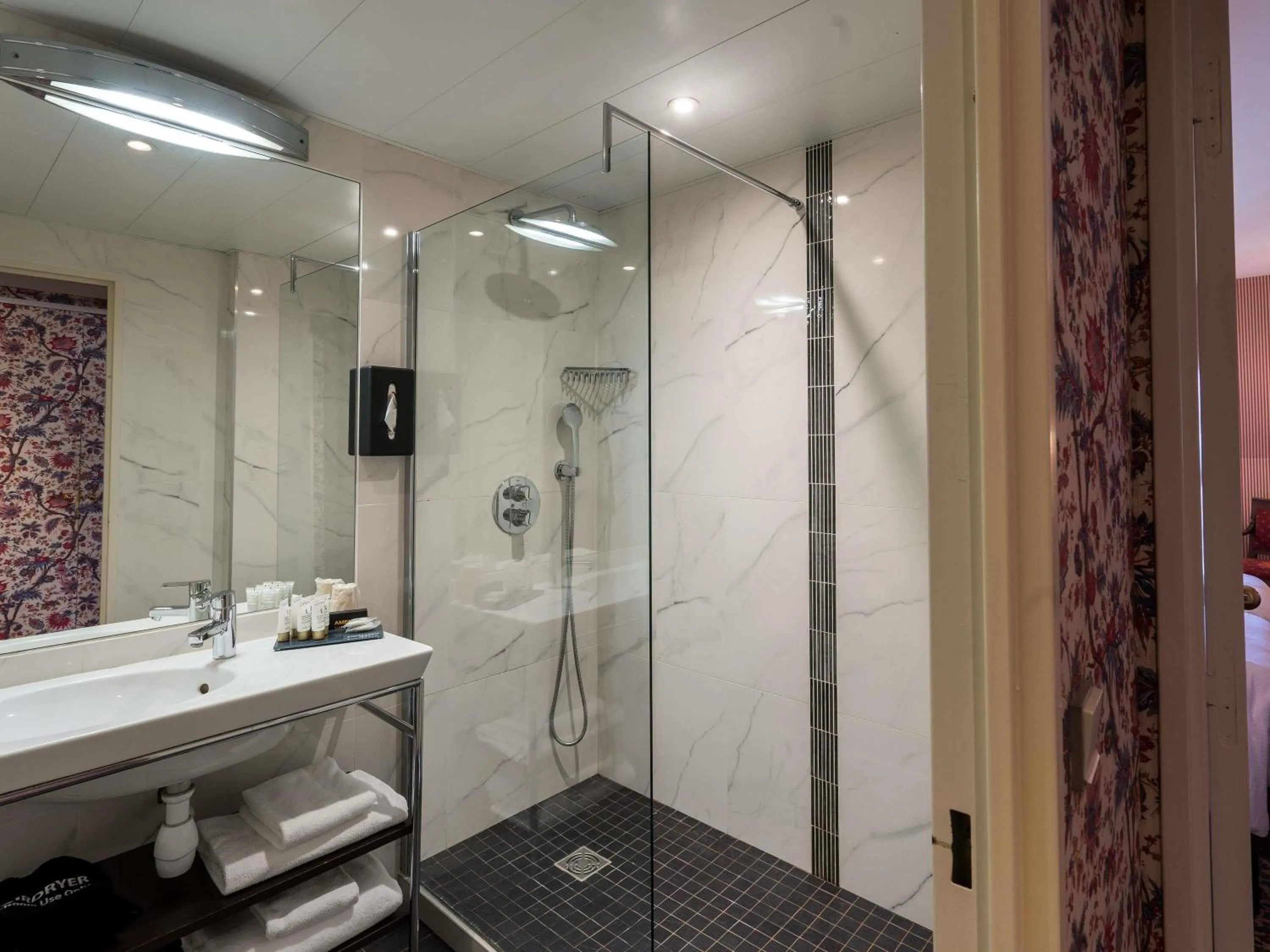 Bedroom in Aigle Noir Hotel Fontainebleau - MGallery Collection