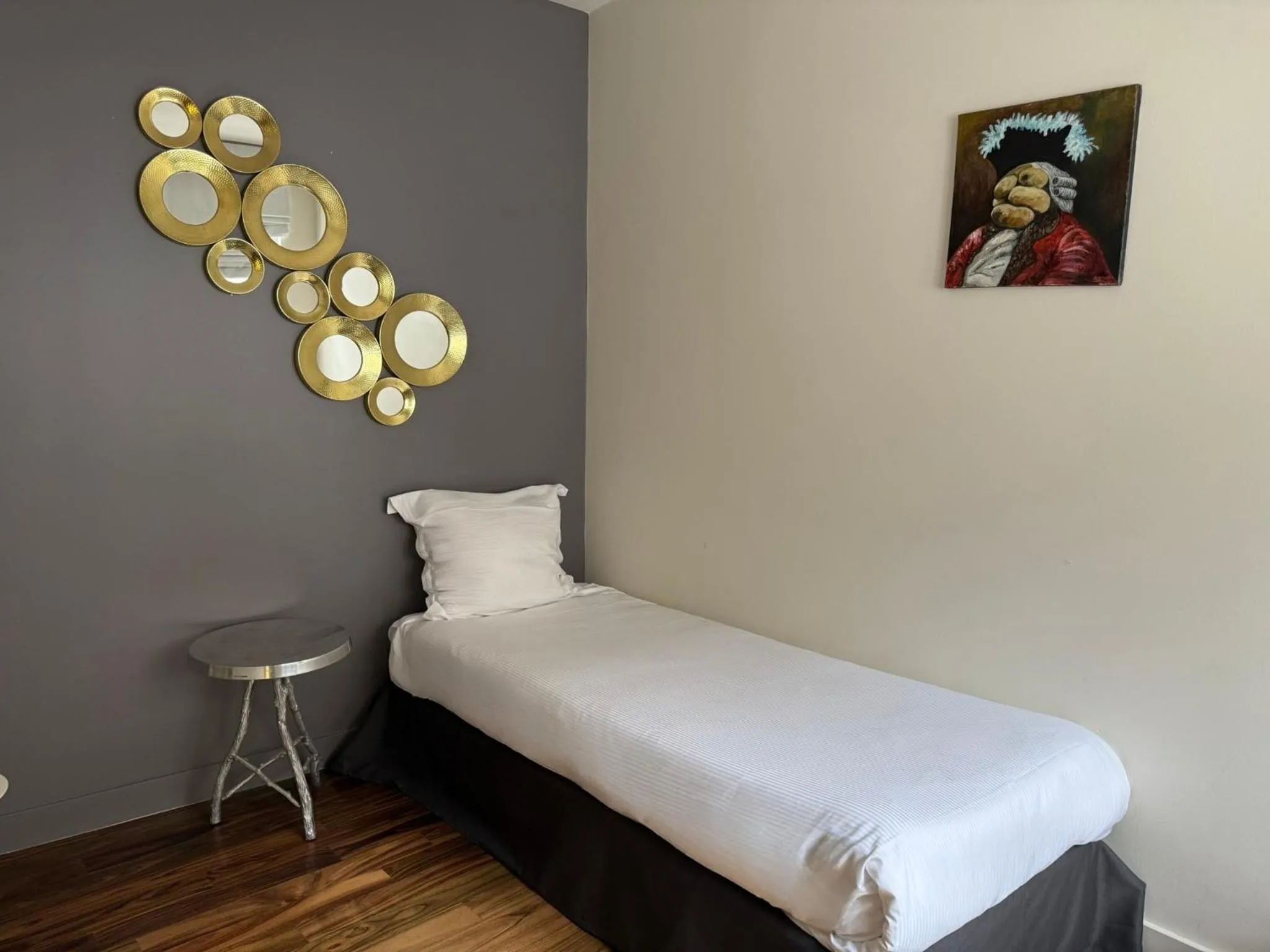 Bed in Hôtel Le Rohan, centre Cathédrale