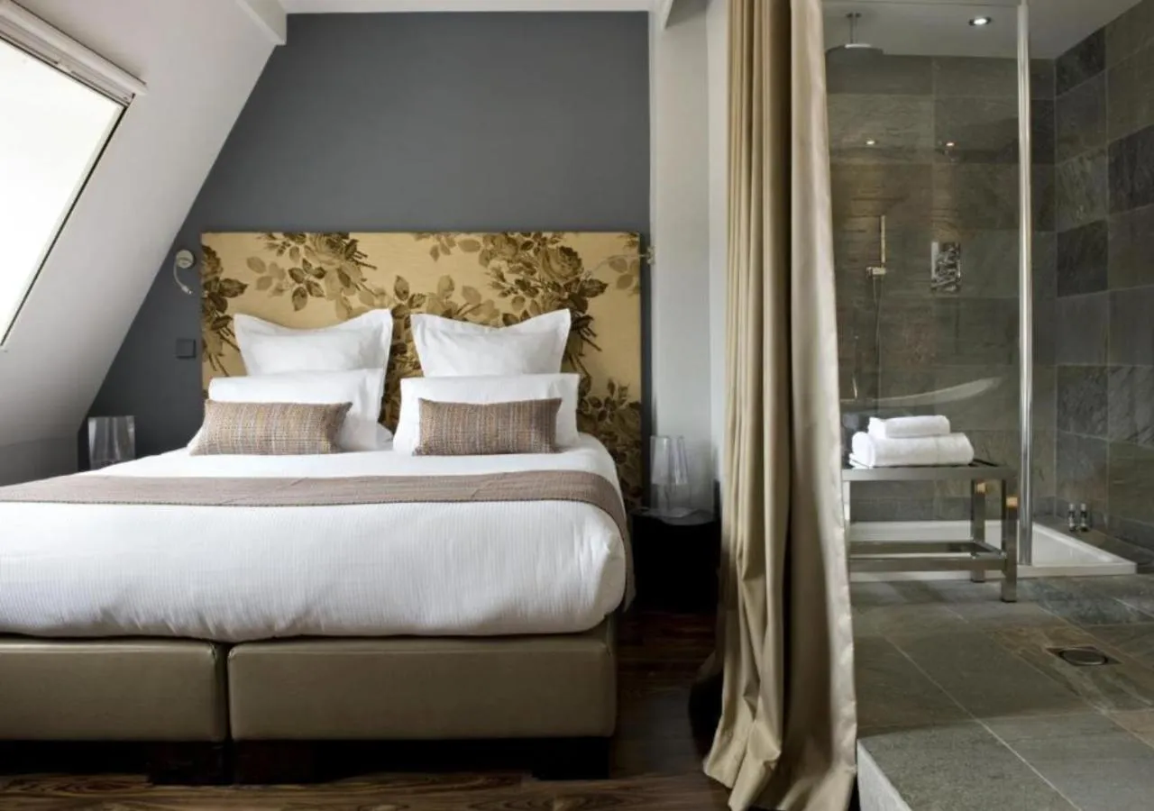 Bed in Hôtel Le Rohan, centre Cathédrale