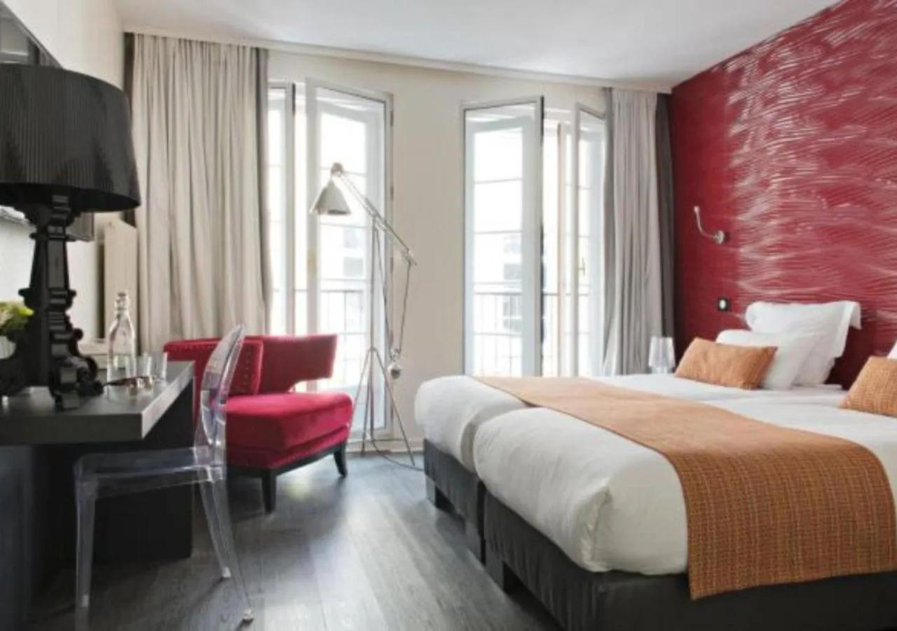 Photo of the whole room, Bed in Hôtel Le Rohan, centre Cathédrale