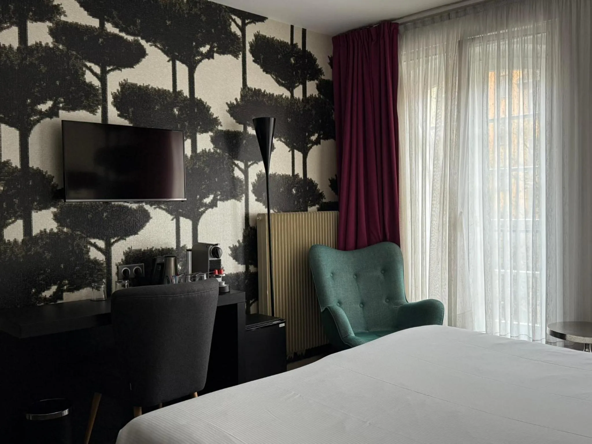 Photo of the whole room, Bed in Hôtel Le Rohan, centre Cathédrale