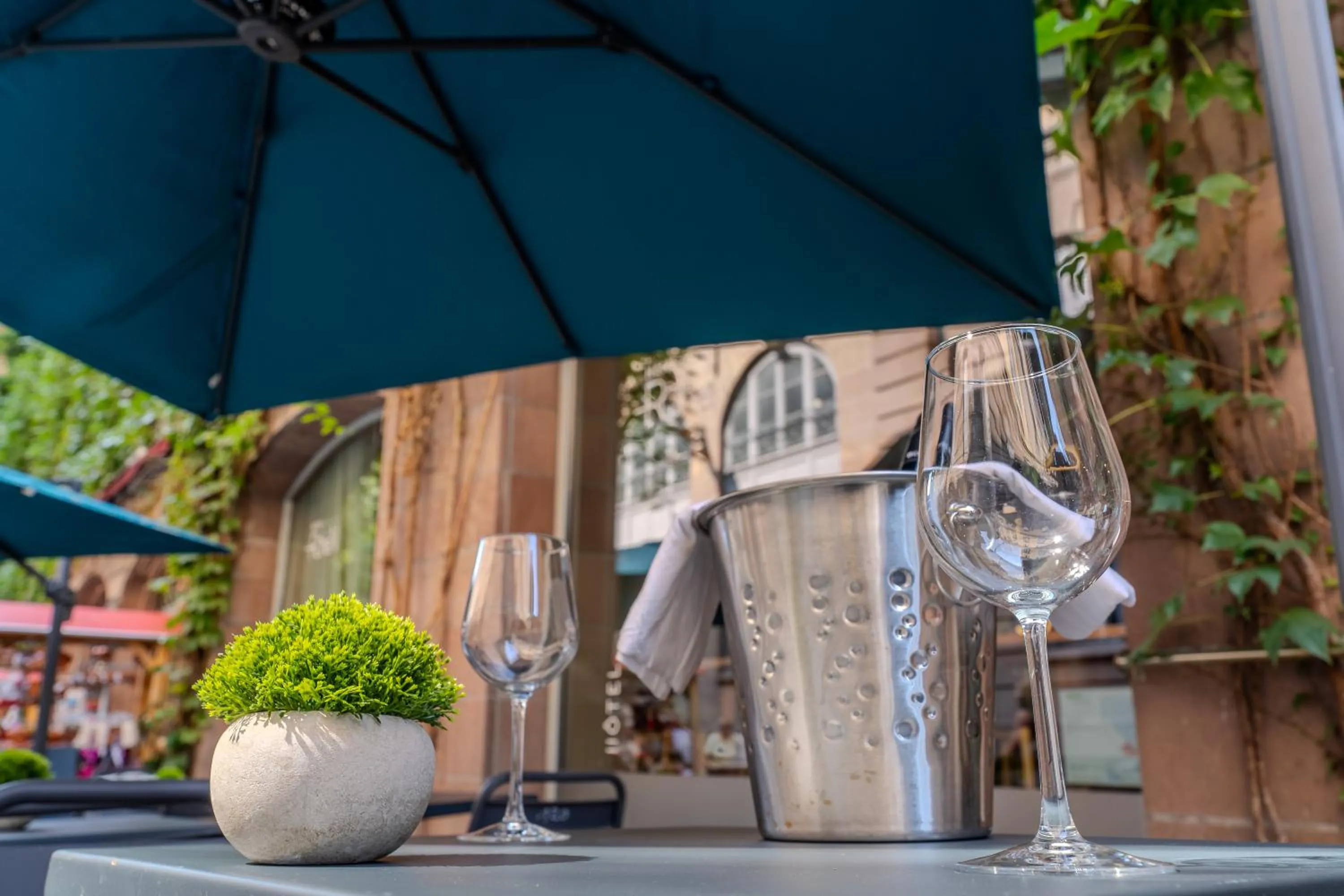 Patio in Hôtel Le Rohan, centre Cathédrale