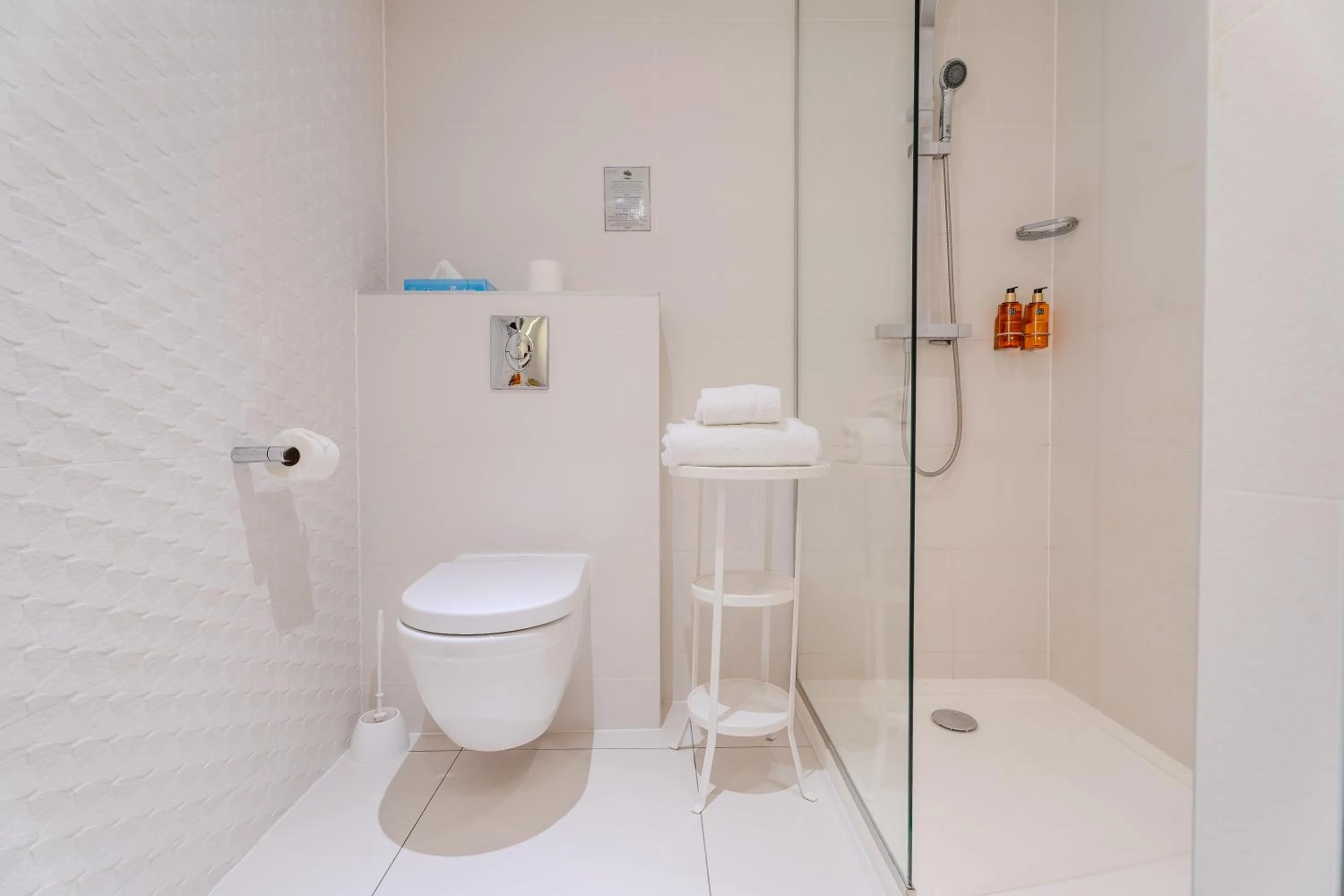 Shower in Hôtel Le Rohan, centre Cathédrale