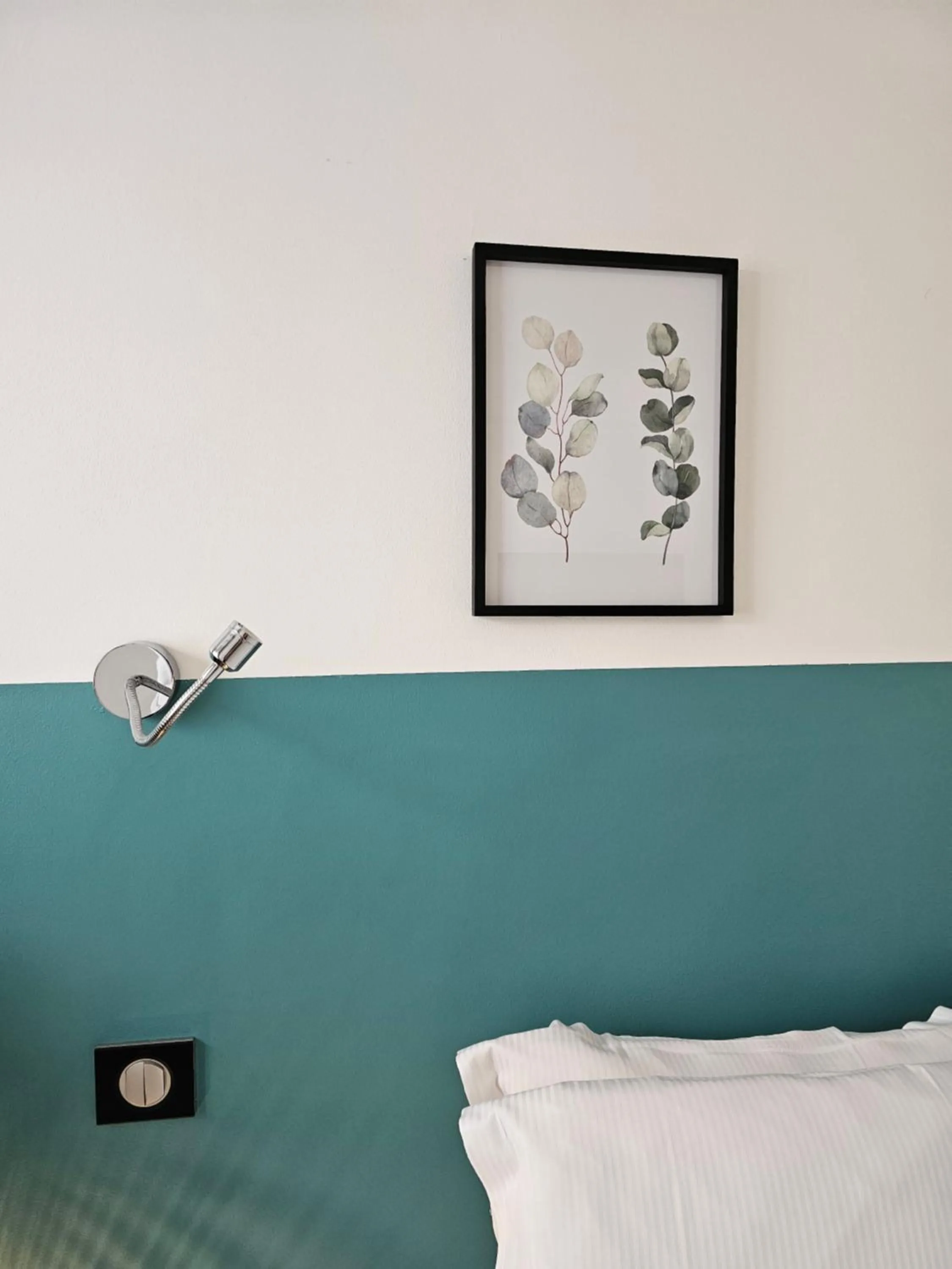 Bedroom, Bed in Hôtel Le Rohan, centre Cathédrale