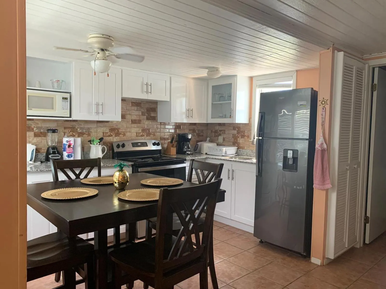 Kitchen or kitchenette in Sealofts On The Beach