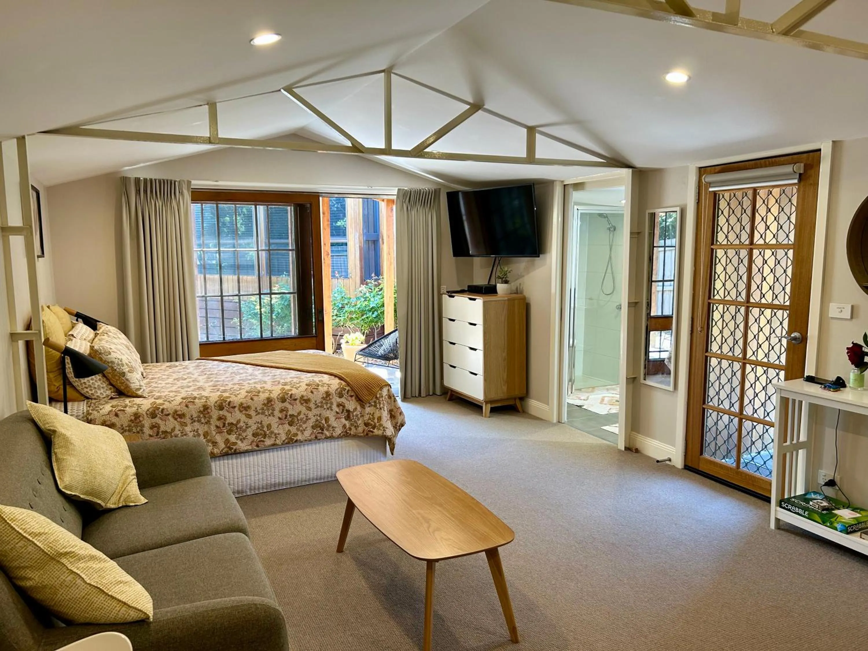 Living room, Bed in The Cosy Bungalow