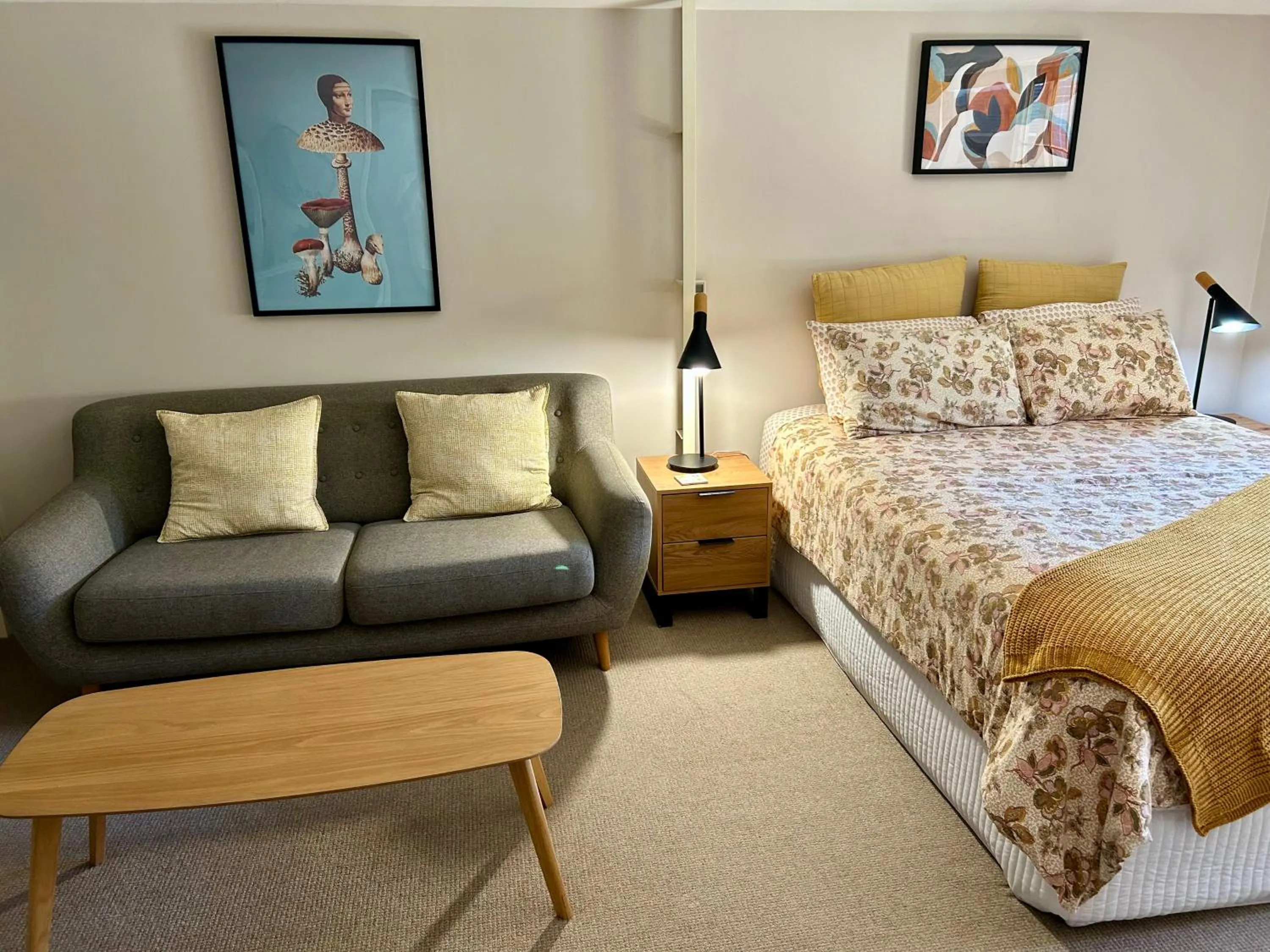 Living room, Bed in The Cosy Bungalow