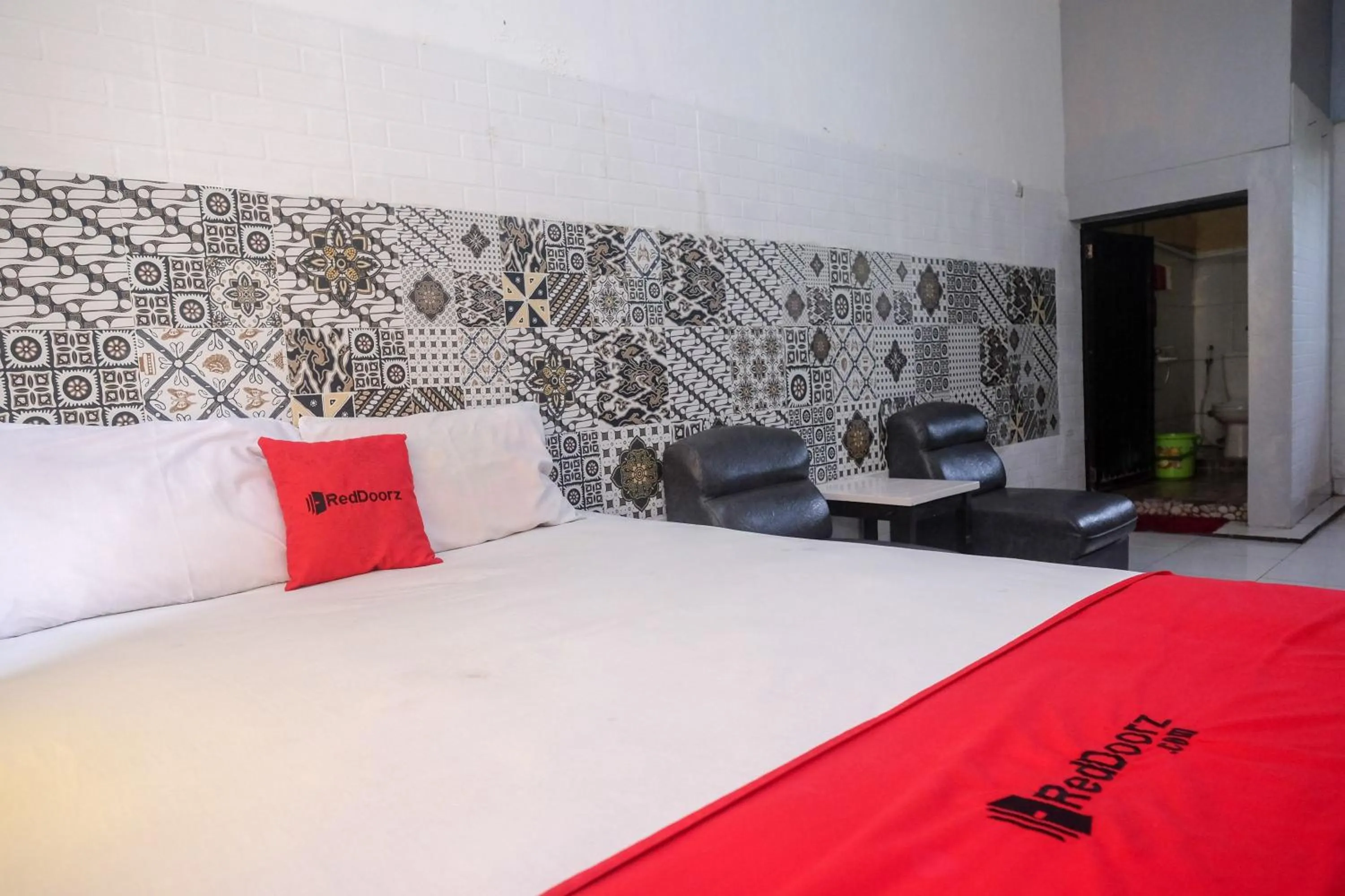 Bedroom, Bed in RedDoorz Syariah @ Colomadu 2