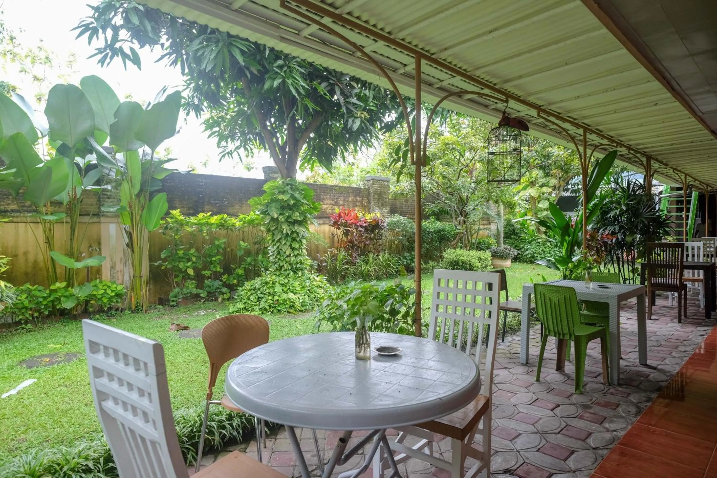 Dining area in RedDoorz Syariah @ Colomadu 2