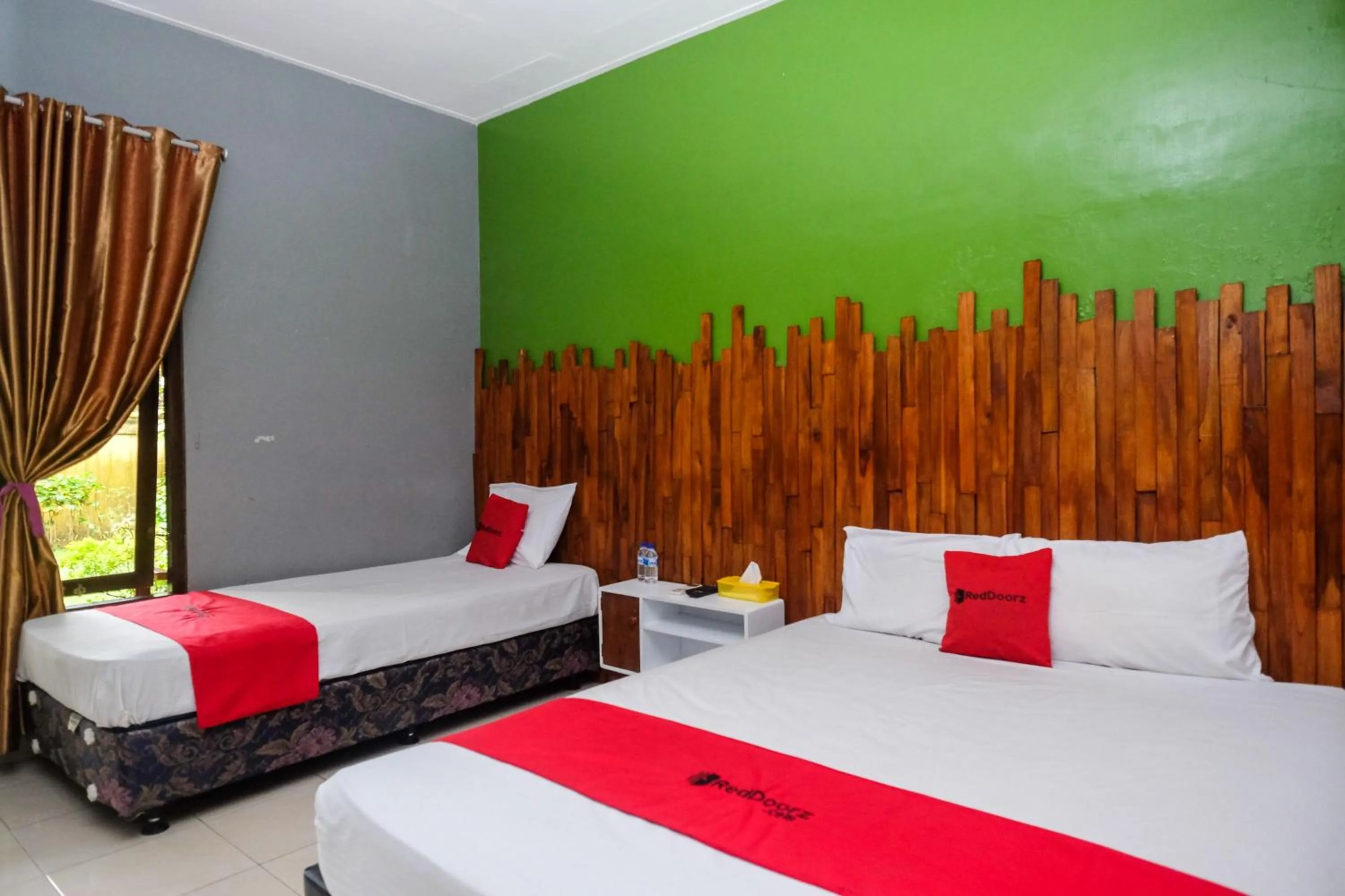 Bedroom, Bed in RedDoorz Syariah @ Colomadu 2