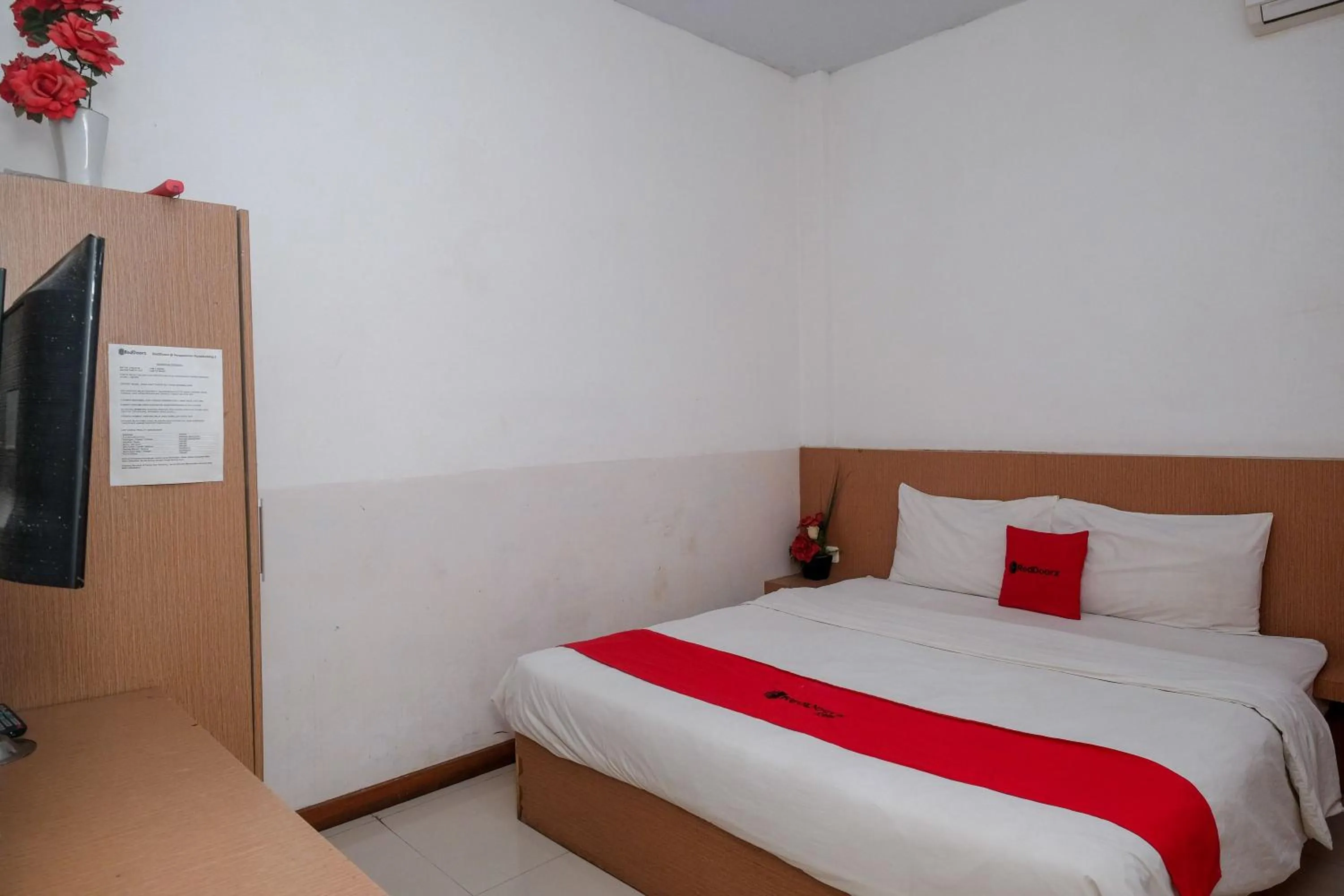 Bedroom, Bed in RedDoorz at Pengayoman Panakkukang 2 Makassar