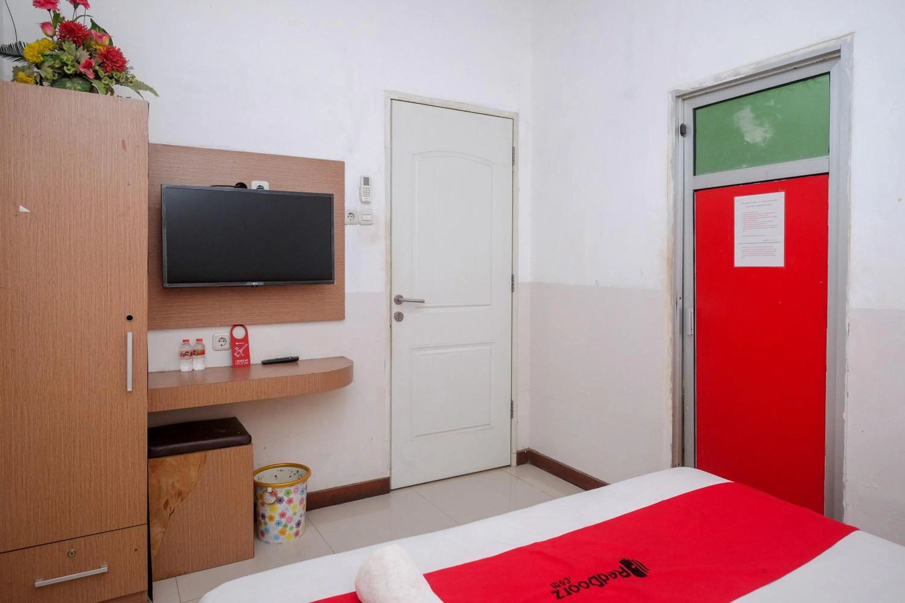Bedroom, Bed in RedDoorz at Pengayoman Panakkukang 2 Makassar