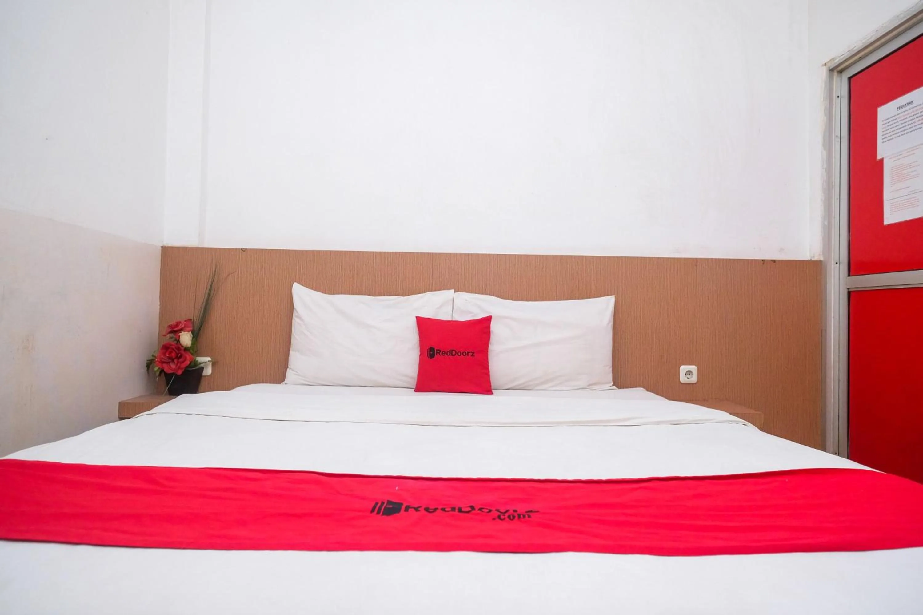 Bedroom, Bed in RedDoorz at Pengayoman Panakkukang 2 Makassar