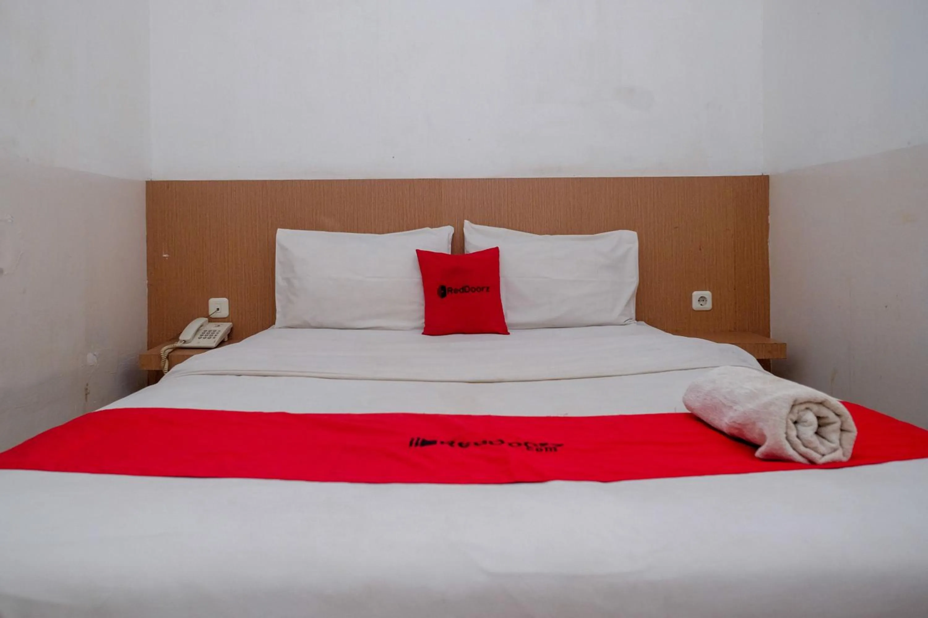 Bedroom, Bed in RedDoorz at Pengayoman Panakkukang 2 Makassar