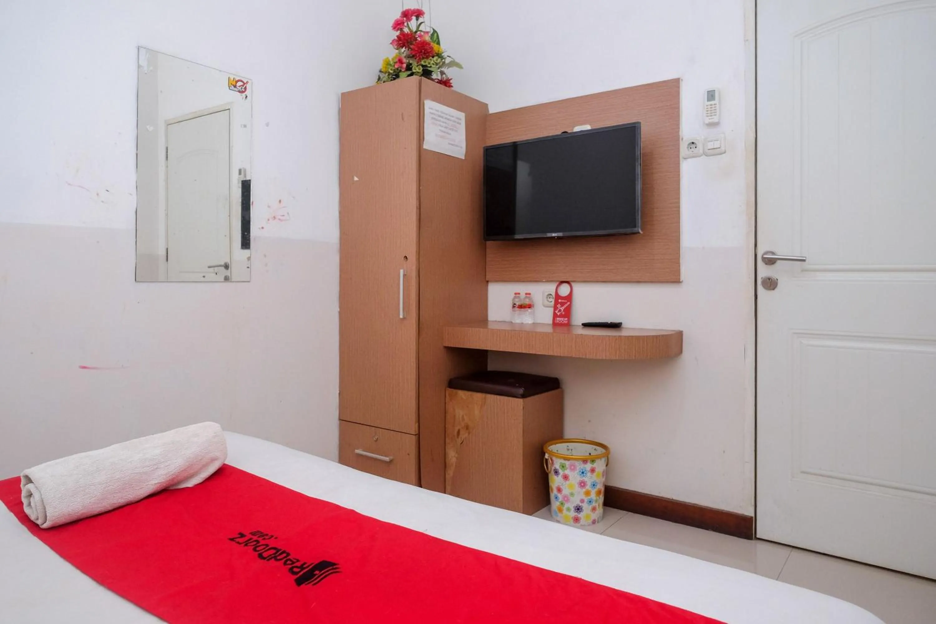 Bedroom, Bed in RedDoorz at Pengayoman Panakkukang 2 Makassar