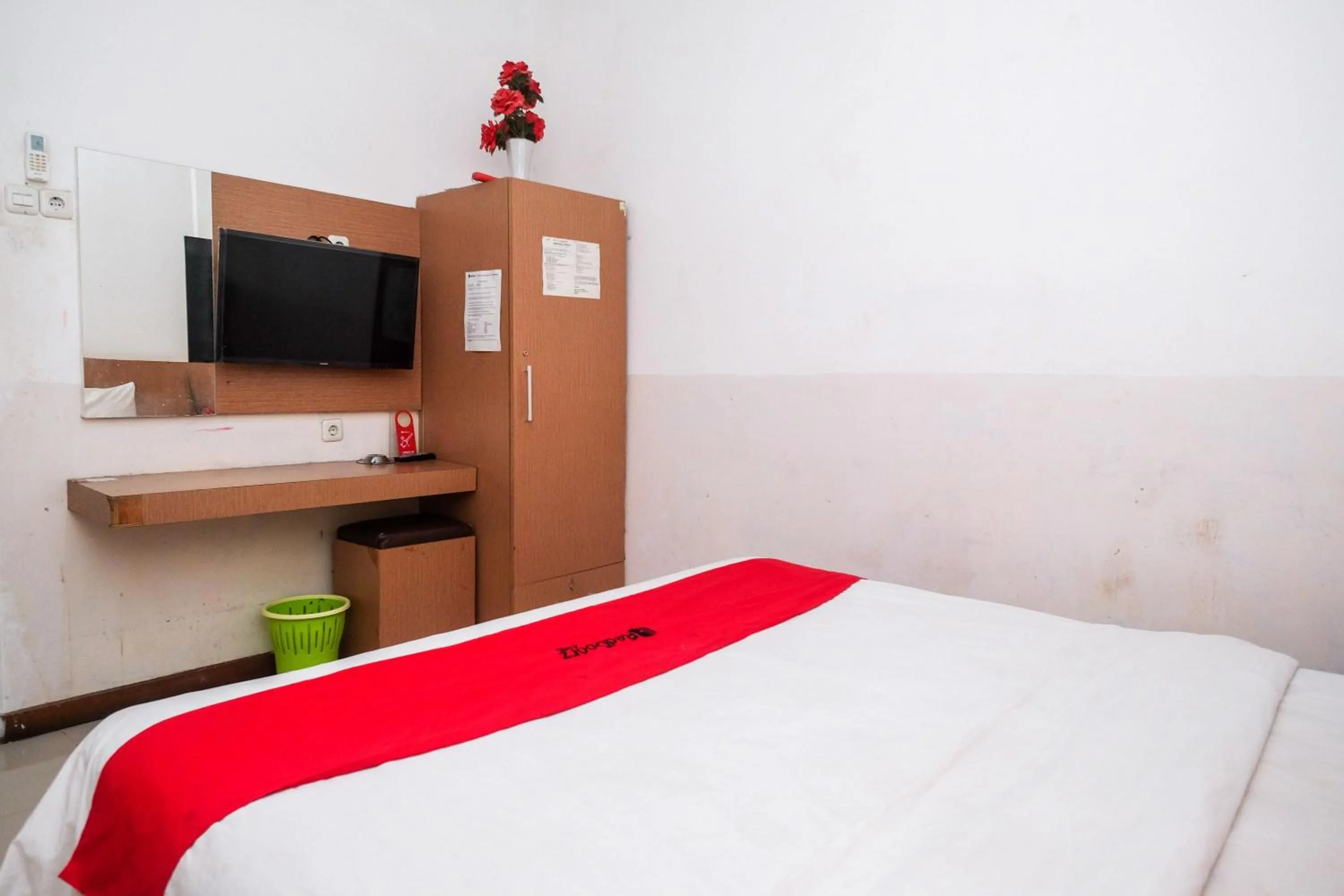 Bedroom, Bed in RedDoorz at Pengayoman Panakkukang 2 Makassar