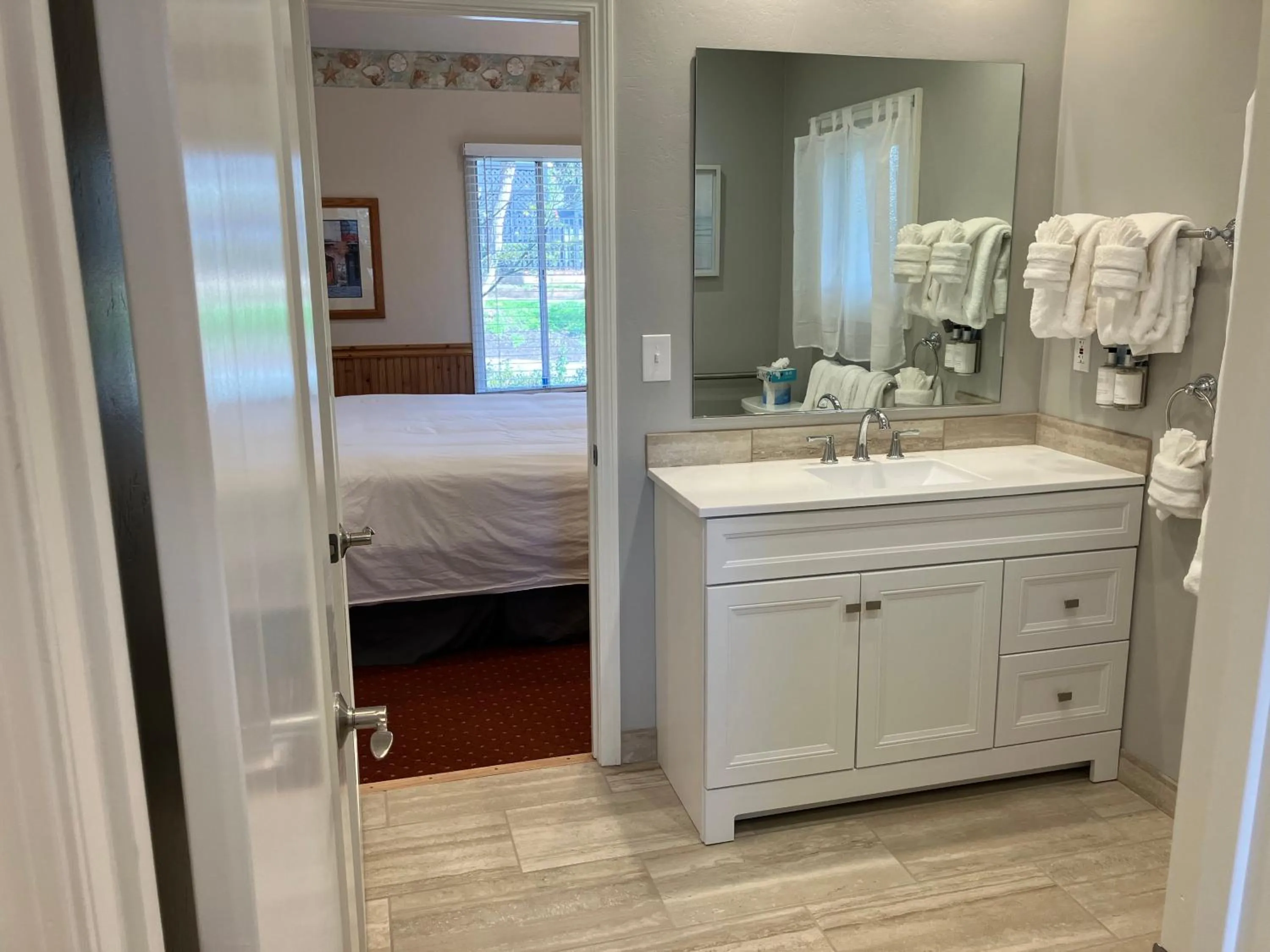 Bathroom, Bed in Briarwood Inn