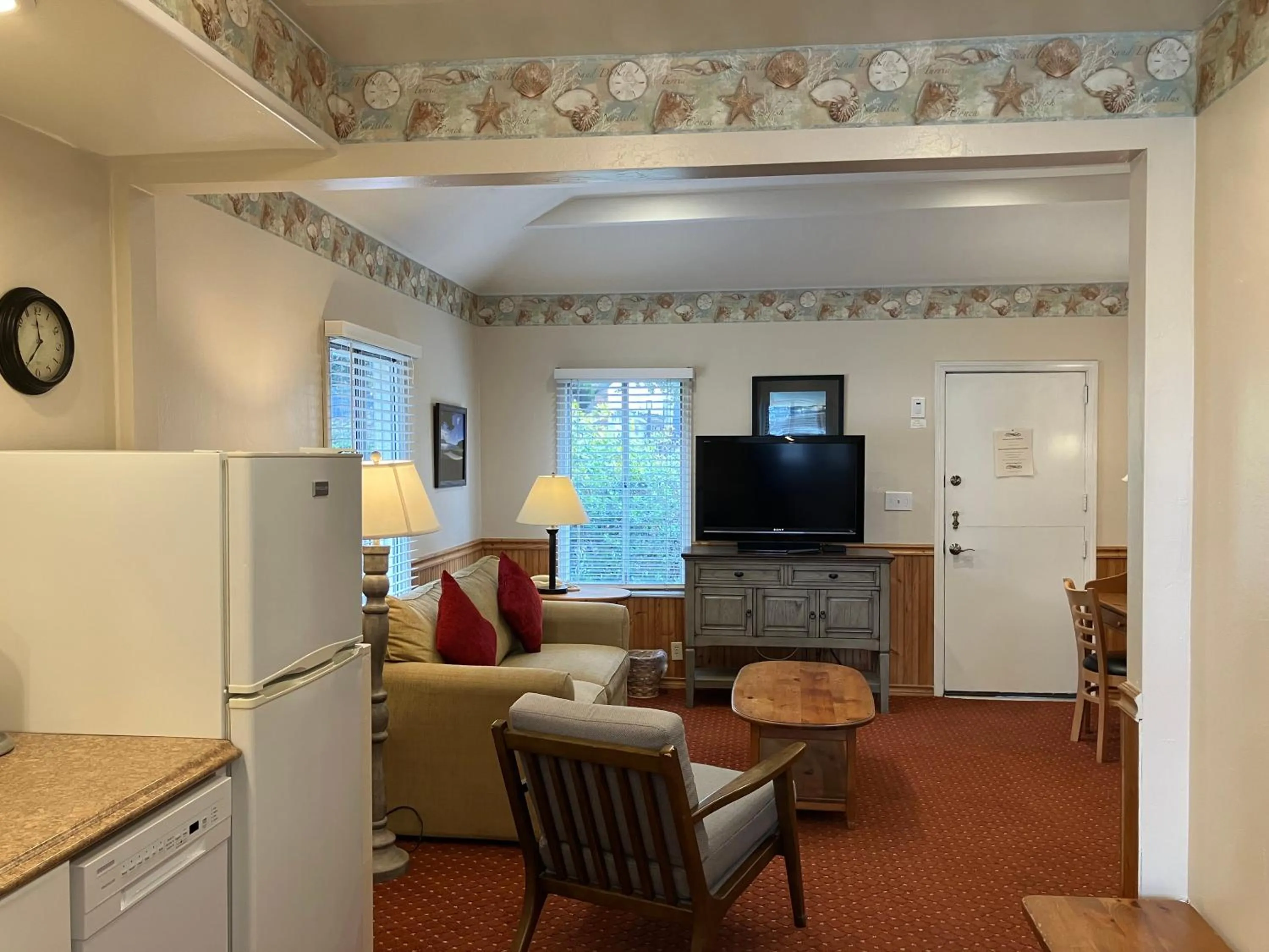 Communal lounge/ TV room in Briarwood Inn