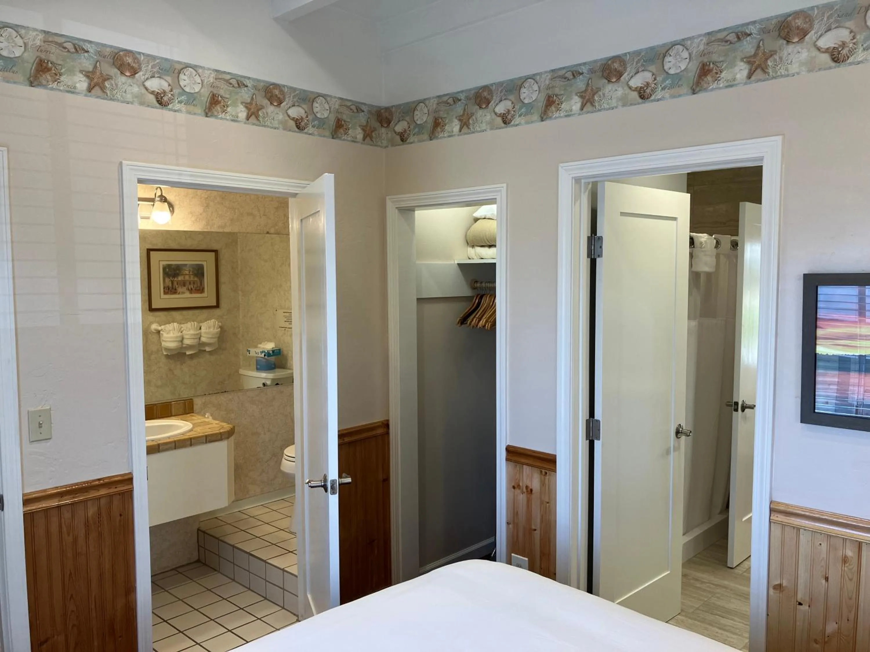 Bedroom, Bed in Briarwood Inn